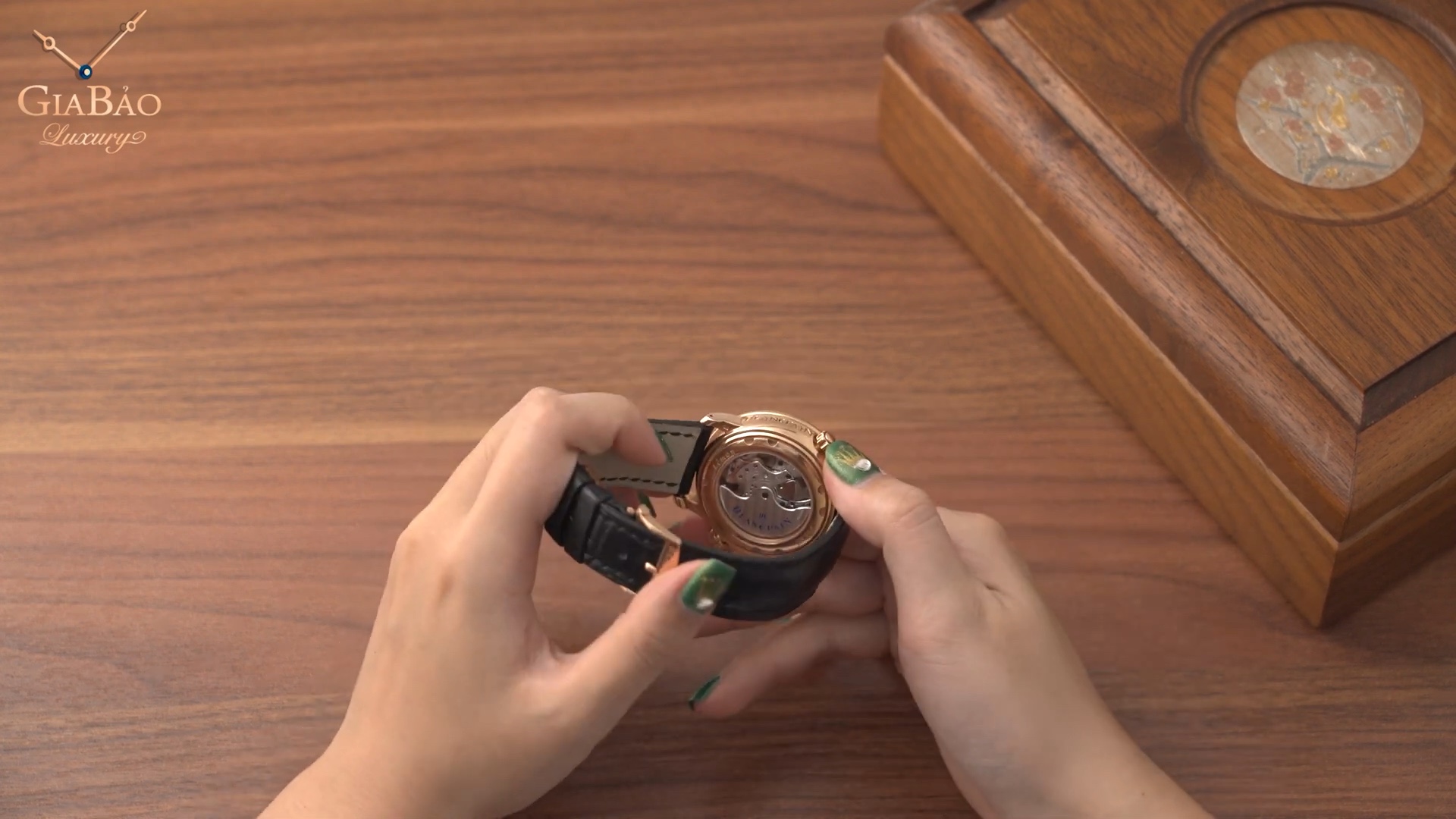 Bộ máy tự động của Blancpain Léman Réveil GMT nhìn qua đáy sapphire