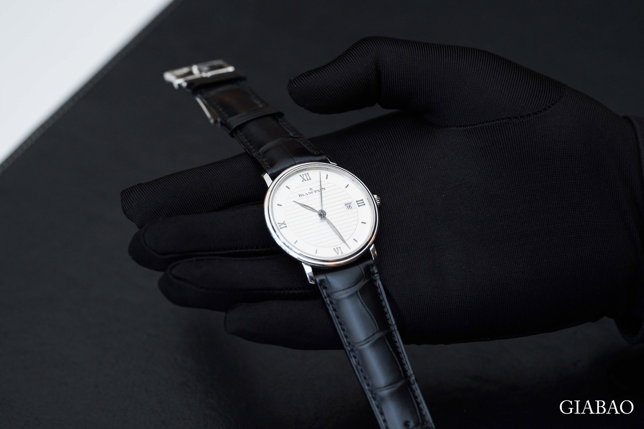 Blancpain Villeret 6651 trên găng tay