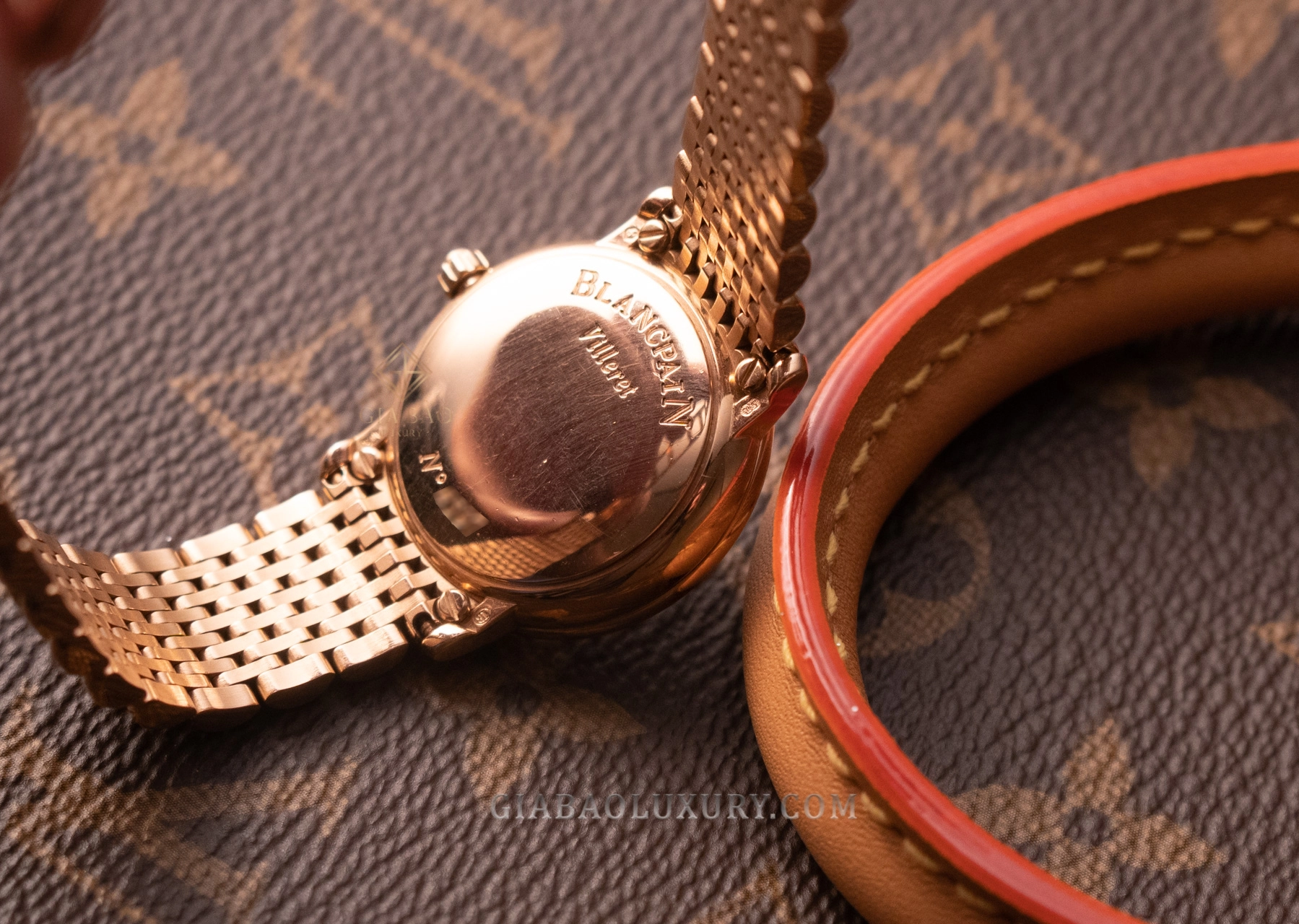 Blancpain Villeret Ultraplate 6102-2987A-MMB: Đáy kín và cấu trúc dây Milanese của Ref. 6102
