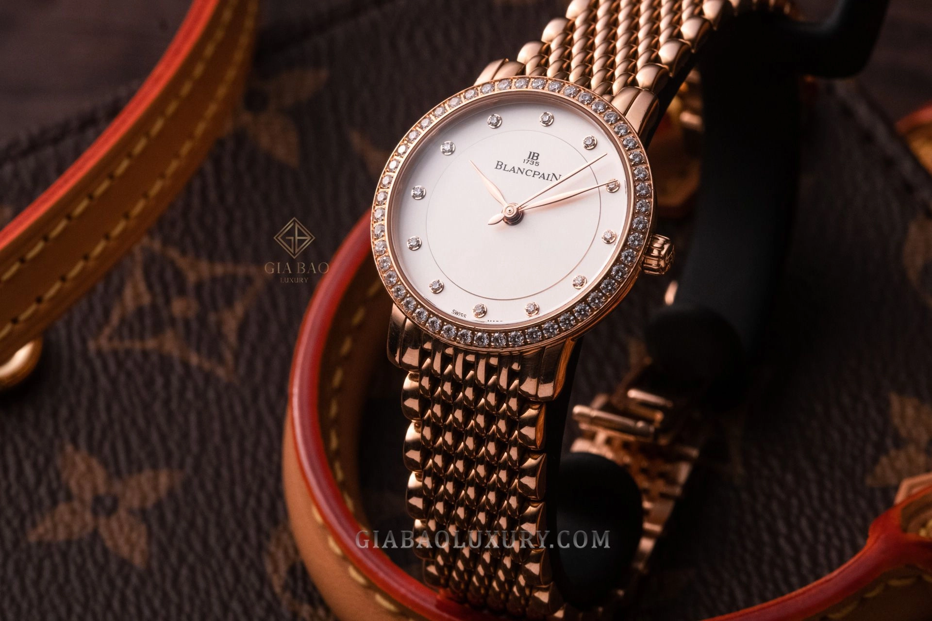Blancpain Villeret Ultraplate 6102-2987A-MMB: Toàn cảnh mặt số hai kim và bezel kim cương