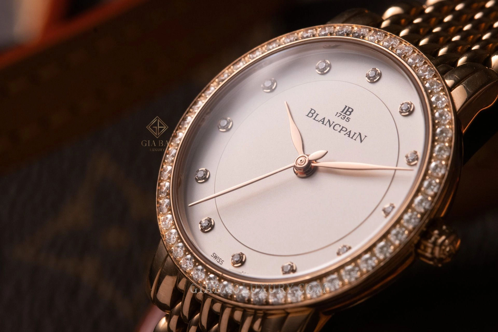 Blancpain Villeret Ultraplate 6102-2987A-MMB: Cận cảnh bezel kim cương và mặt số Villeret