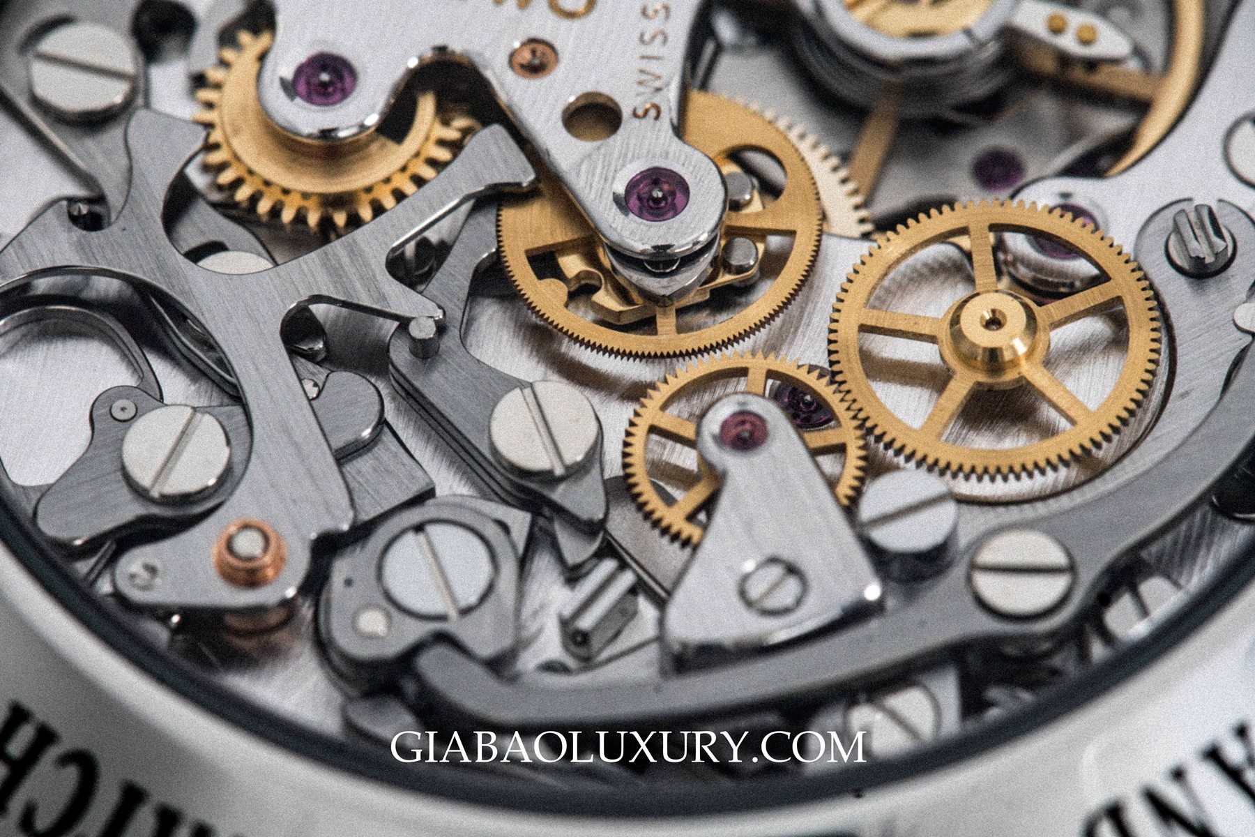 Đồng hồ Omega Speedmaster sử dụng bộ máy lên cót tay