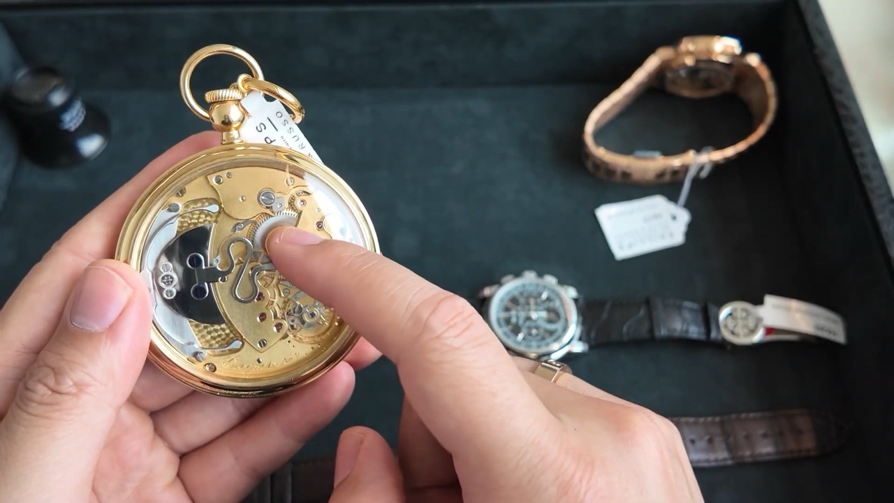 Cận cảnh bộ máy Breguet 1890 với bánh xe cóc hoàn thiện chải xước và cầu máy vát cạnh đánh bóng