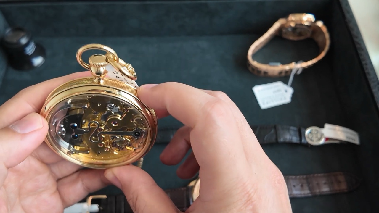 Bộ máy Breguet Ref. 1890 nhìn nghiêng qua nắp đáy, lộ rotor delta và tay đòn thép uốn lượn