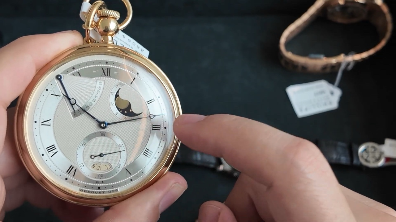 Mặt số Breguet 1890 Perpetuelle nhìn nghiêng, lộ rõ ô lịch tuần trăng và kim mắt ngỗng