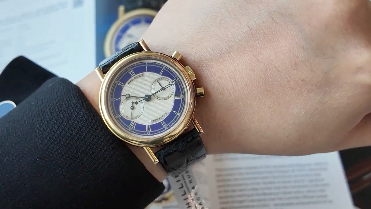 Breguet 3237 đường kính 36 mm trên cổ tay 17 cm