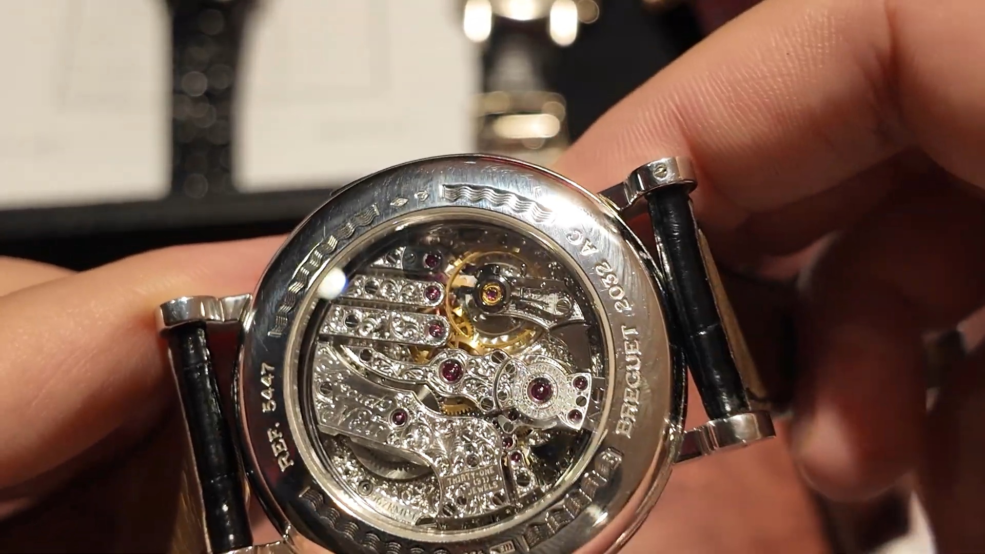 Bộ máy calibre 567 RMP1 chạm khắc thủ công của Breguet 5447PT nhìn qua đáy vỏ