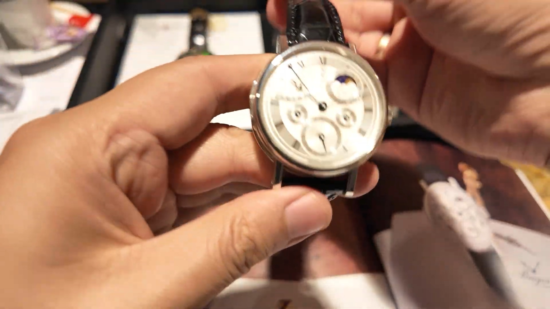 Dáng vỏ đồng xu coin edge của Breguet 5447PT khiến vành bezel mỏng