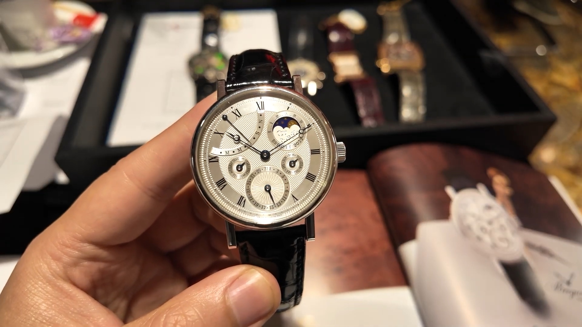 Mặt số guilloché thủ công Breguet 5447PT với lịch vạn niên và tuần trăng