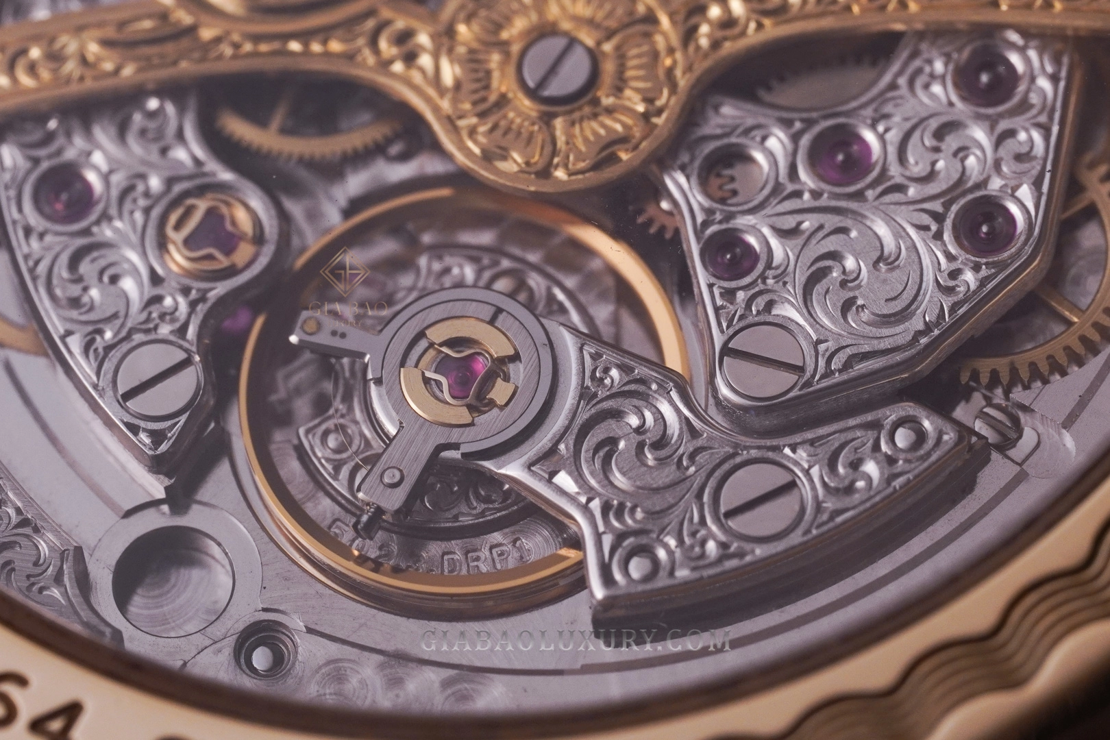 Cận cảnh calibre Breguet 502 DRP1, bộ dao động, cầu máy chạm khắc và chân kính qua đáy sapphire