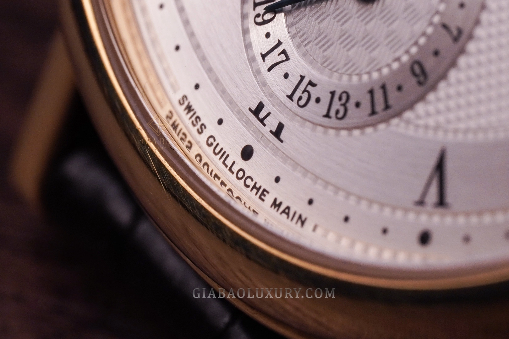 Cận cảnh dòng chữ SWISS GUILLOCHÉ MAIN, vòng lịch ngày và các vân guilloché trên mặt số Breguet 5327BA
