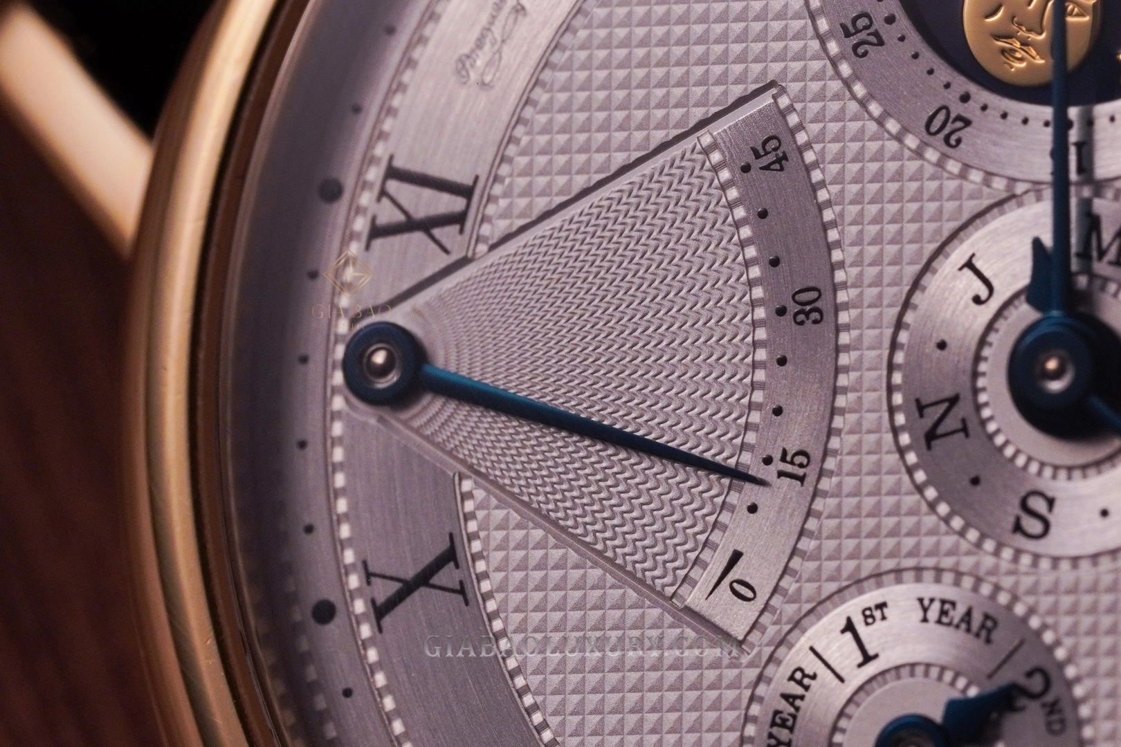 Cận cảnh kim báo năng lượng 0 đến 45 giờ, kim thép xanh và các vân guilloché trên Breguet 5327BA
