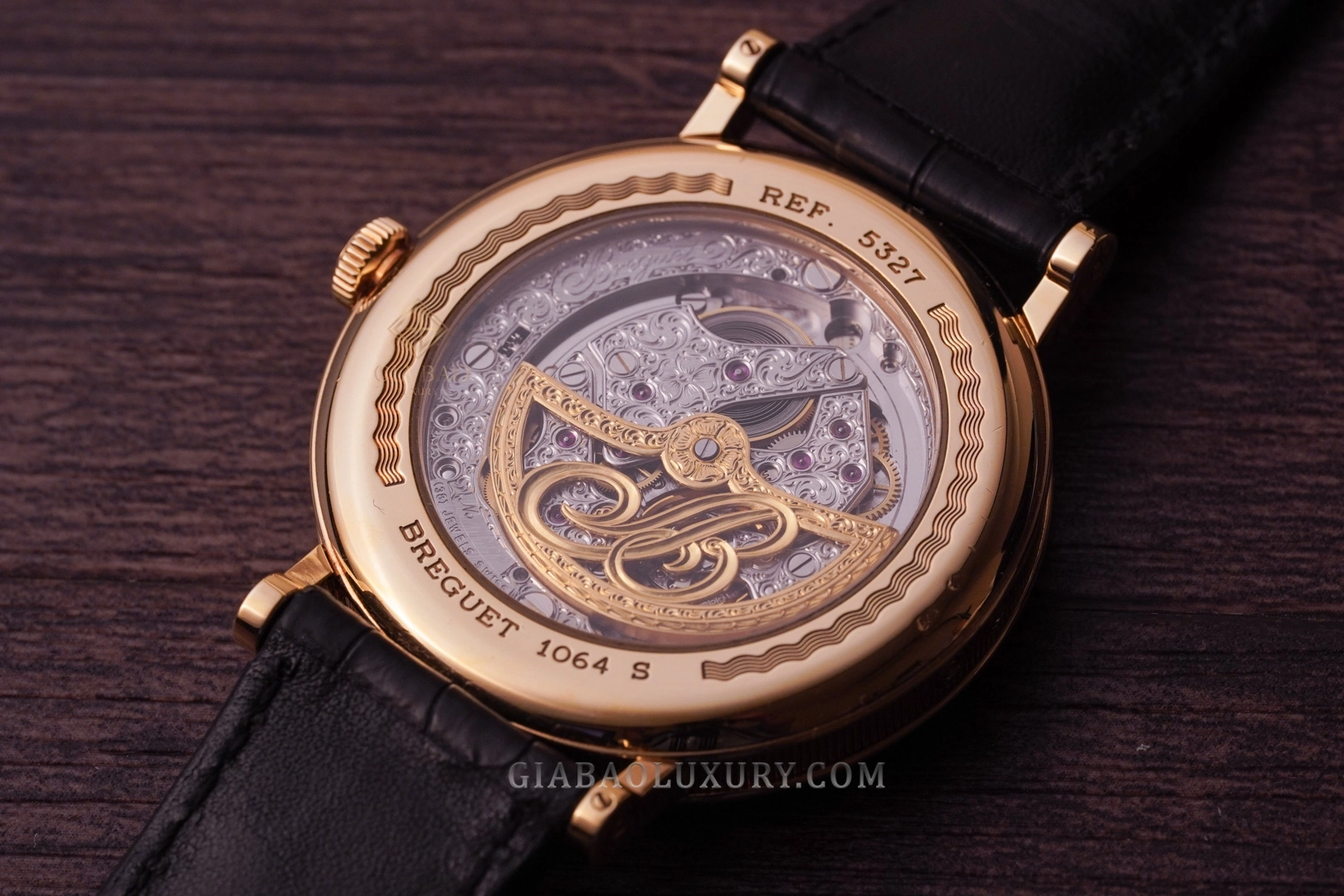 Mặt sau Breguet 5327BA với rotor vàng chạm khắc và calibre 502 DRP1 qua đáy sapphire