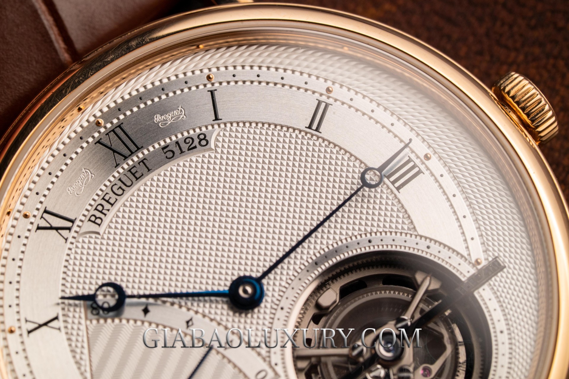 Breguet Classique Tourbillon Extra-Plat 5377: mỏng 7,1 mm: mặt số guilloché và tourbillon lệch tâm của Breguet 5377
