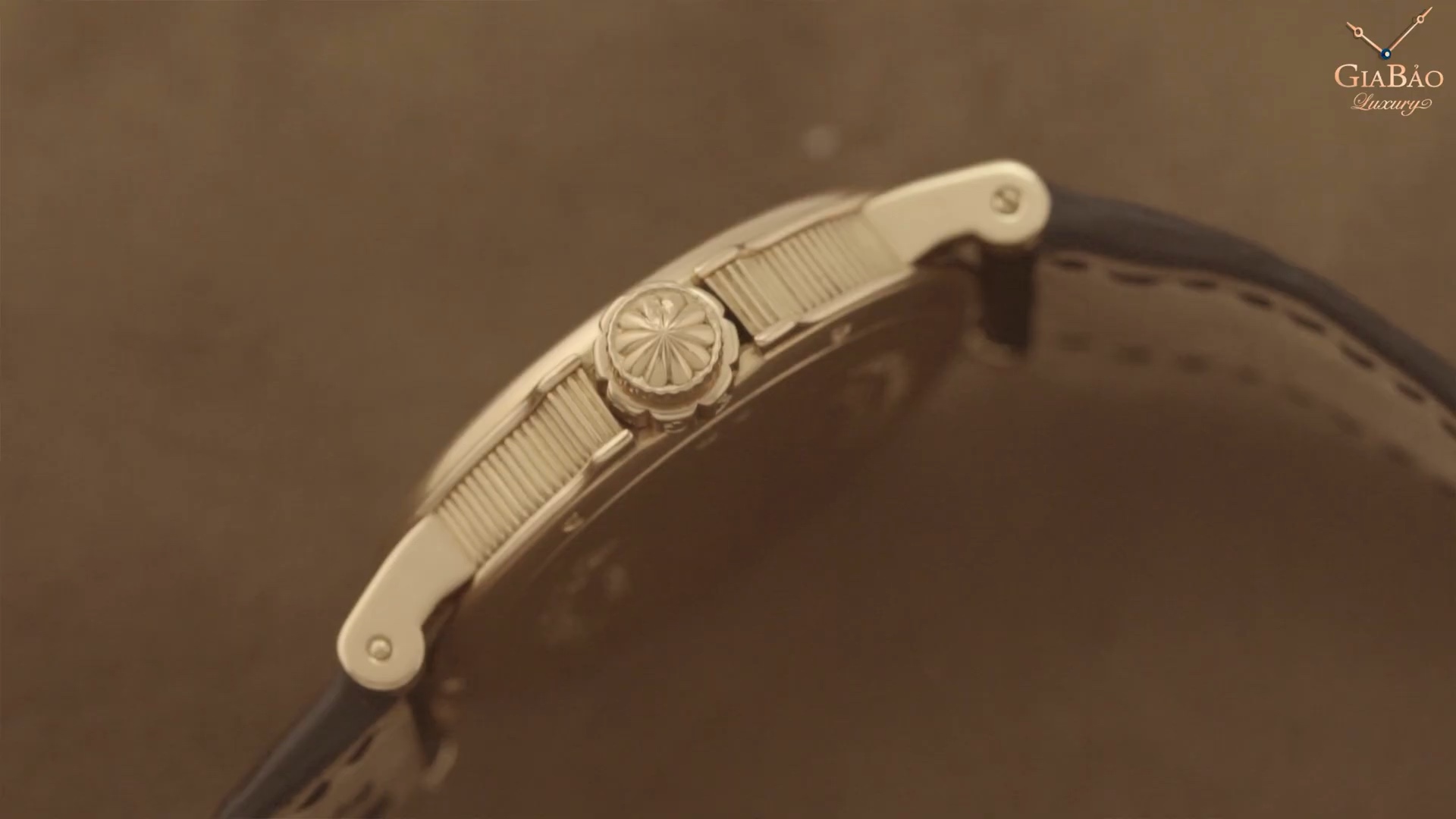 Cạnh vỏ khía đồng xu và núm kép Breguet Hora Mundi 3700