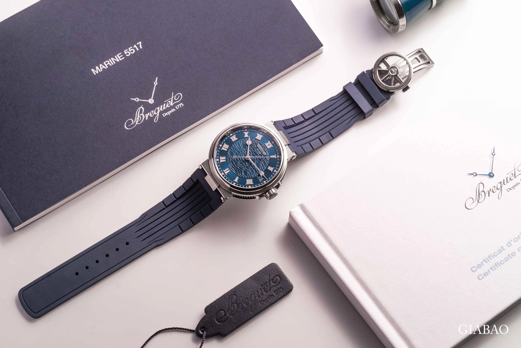 Breguet Marine 5517BB: đồng hồ thể thao vàng trắng 40 mm: Breguet Marine 5517BB với mặt số xanh và dây cao su