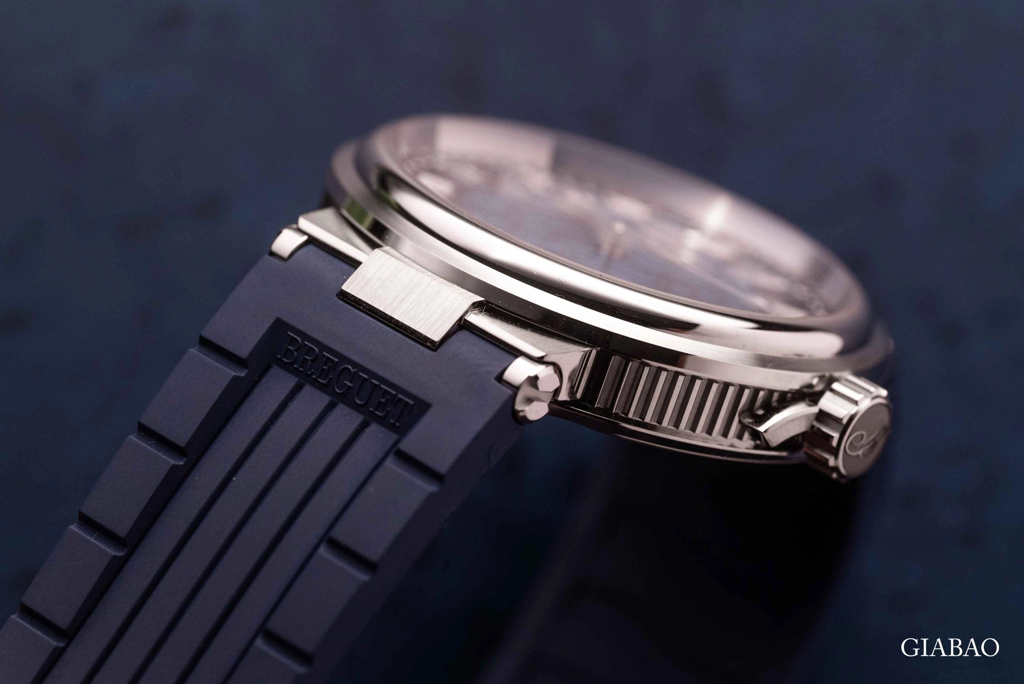Breguet Marine 5517BB: đồng hồ thể thao vàng trắng 40 mm: mặt số xanh guilloché với bố cục ba kim và lịch ngày