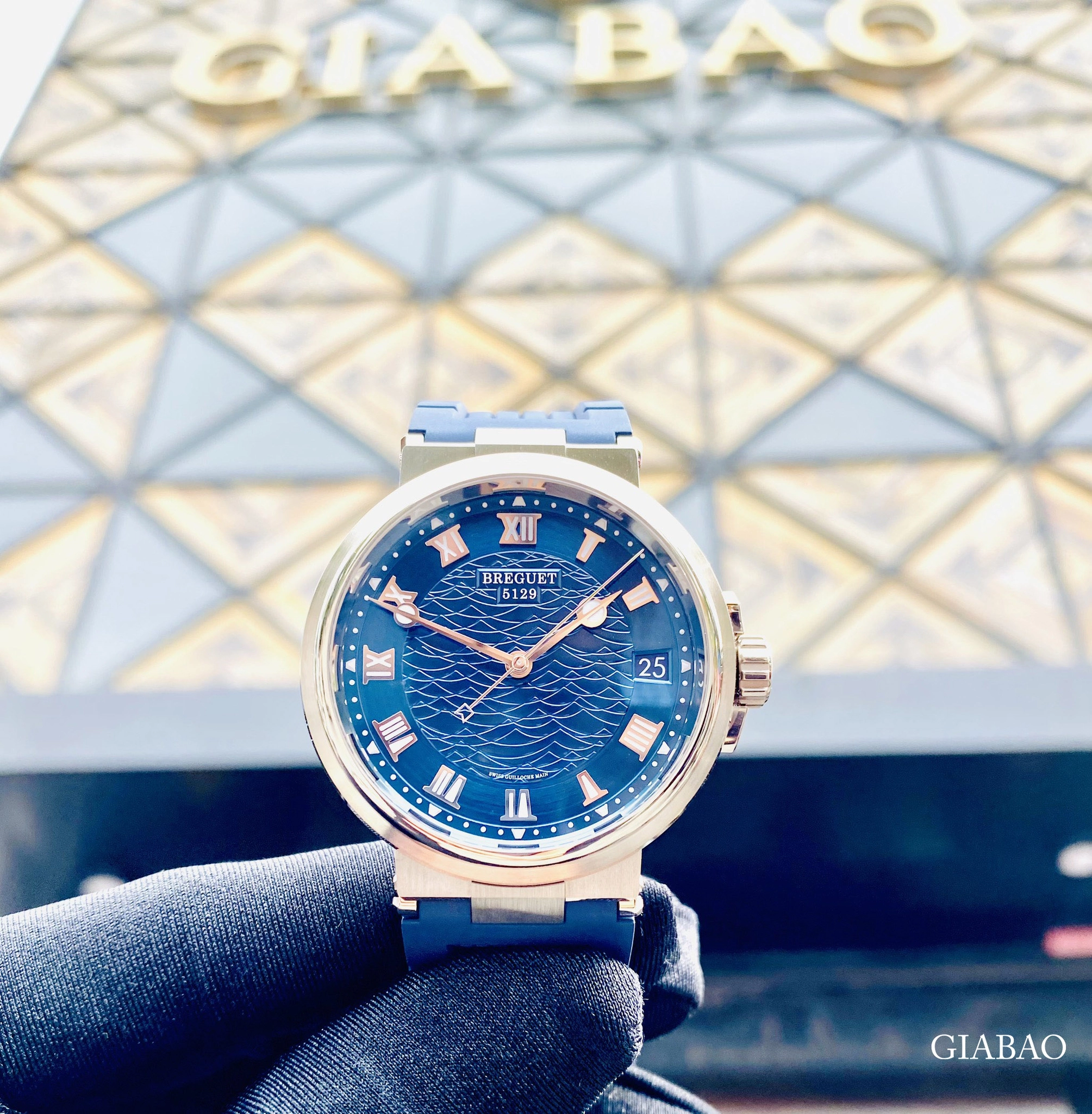 Breguet Marine 5517BB: đồng hồ thể thao vàng trắng 40 mm: Marine 5517BB trên cổ tay để quan sát tỷ lệ vỏ 40 mm