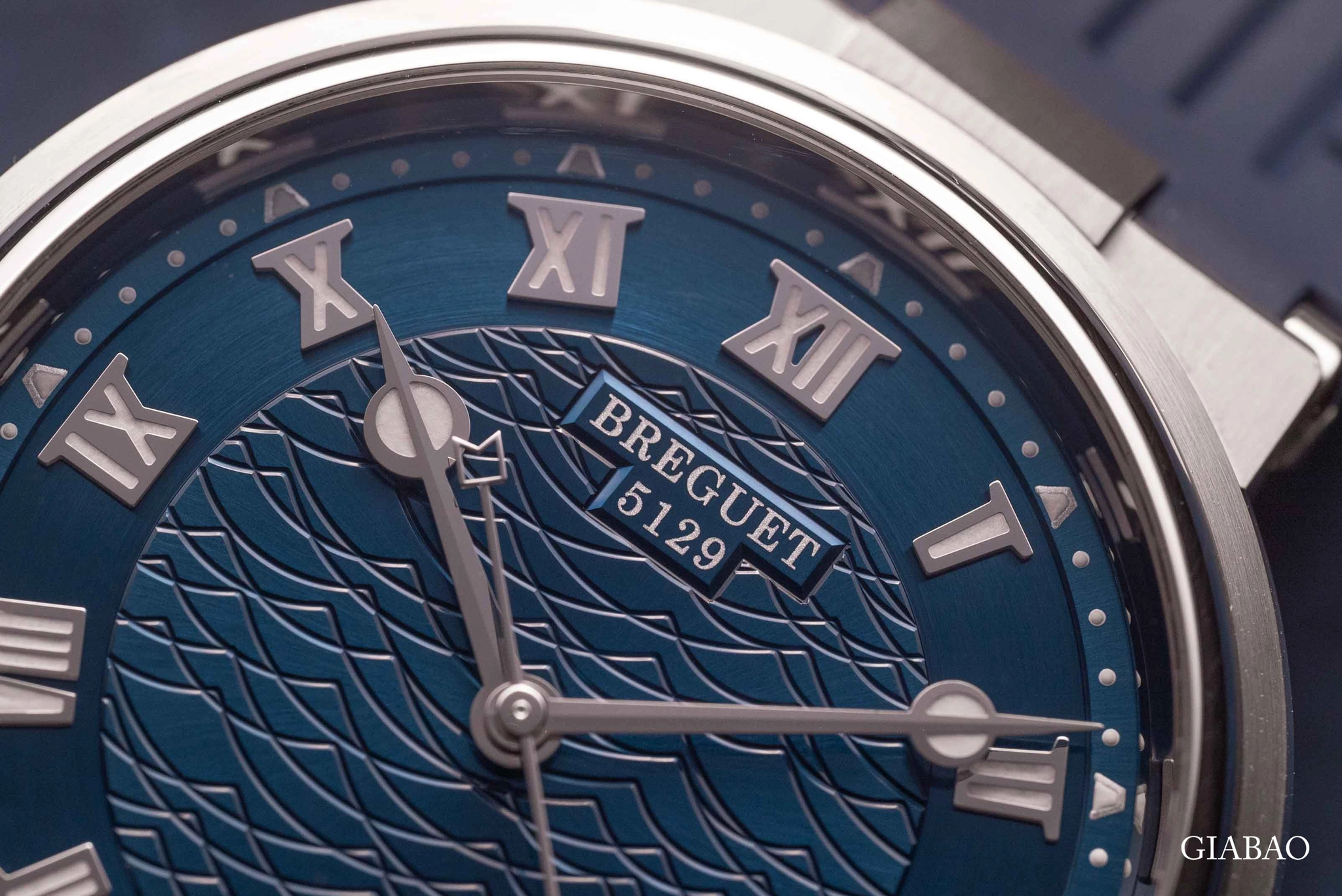 Breguet Marine 5517BB: đồng hồ thể thao vàng trắng 40 mm: cạnh vỏ vàng trắng và cụm núm vặn của Marine 5517