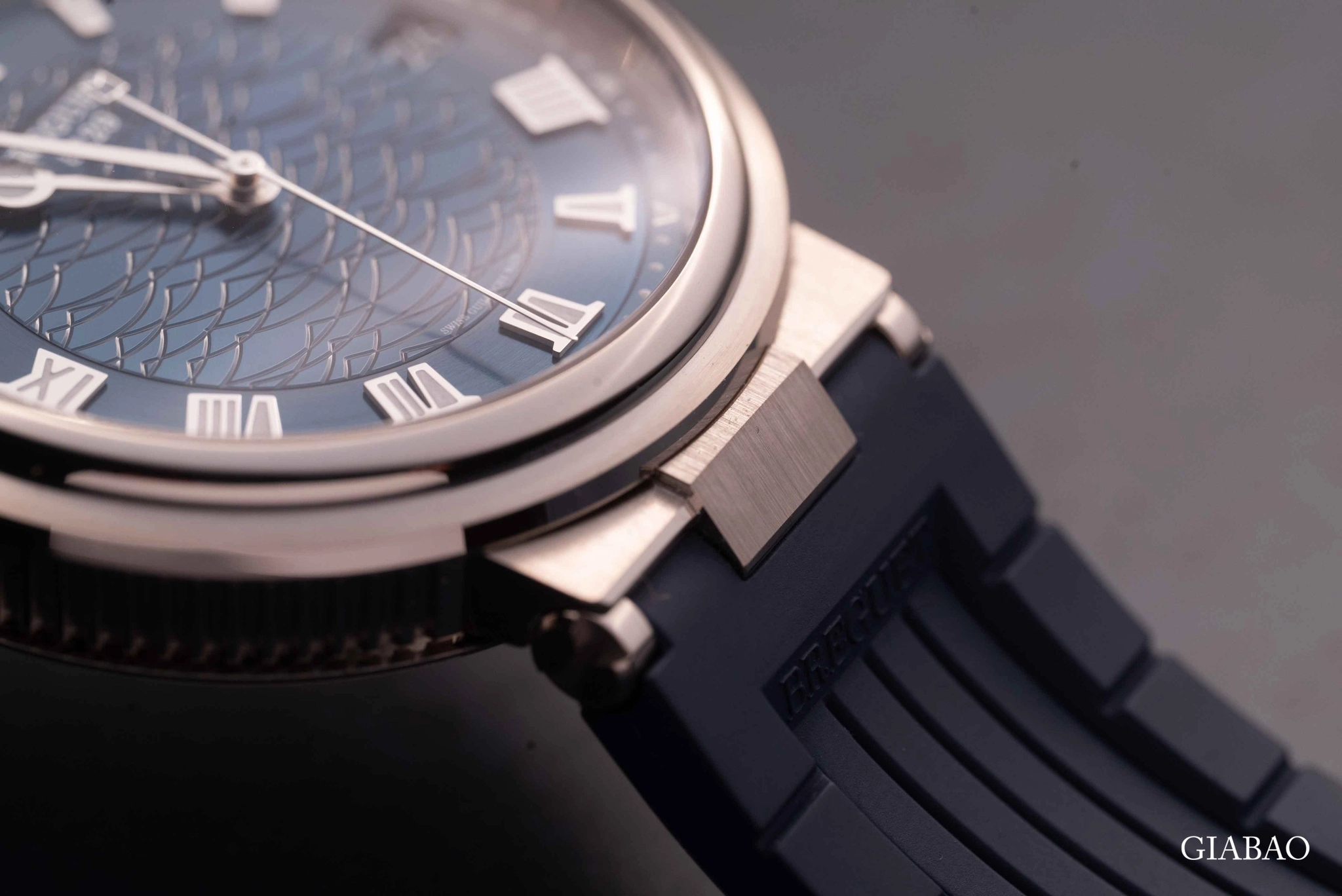 Breguet Marine 5517BB: đồng hồ thể thao vàng trắng 40 mm: họa tiết sóng trên mặt số và chi tiết hiển thị ngày ở 3 giờ