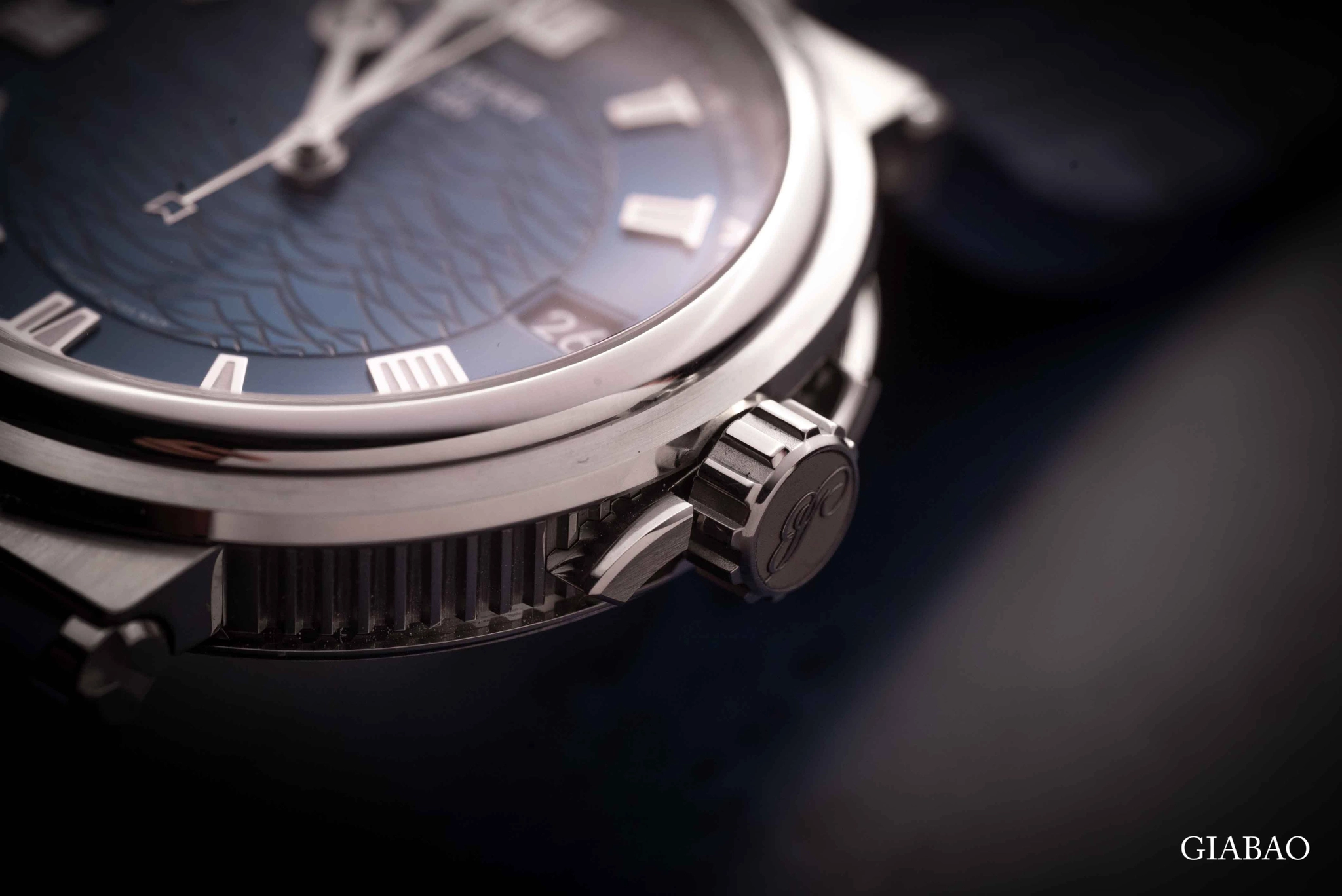 Breguet Marine 5517BB: đồng hồ thể thao vàng trắng 40 mm: dây cao su xanh của Breguet Marine và chi tiết gắn dây