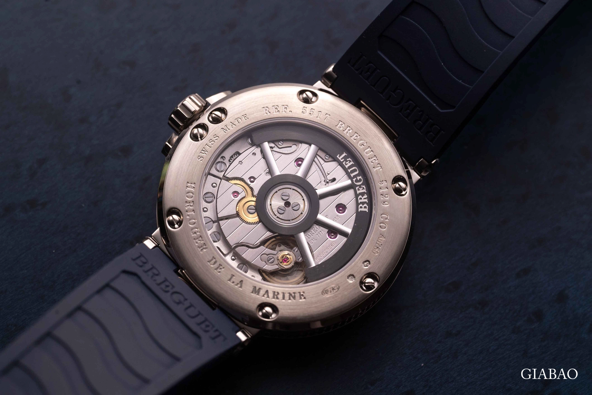 Breguet Marine 5517BB: đồng hồ thể thao vàng trắng 40 mm: đáy sapphire và rotor tự động lấy cảm hứng từ bánh lái
