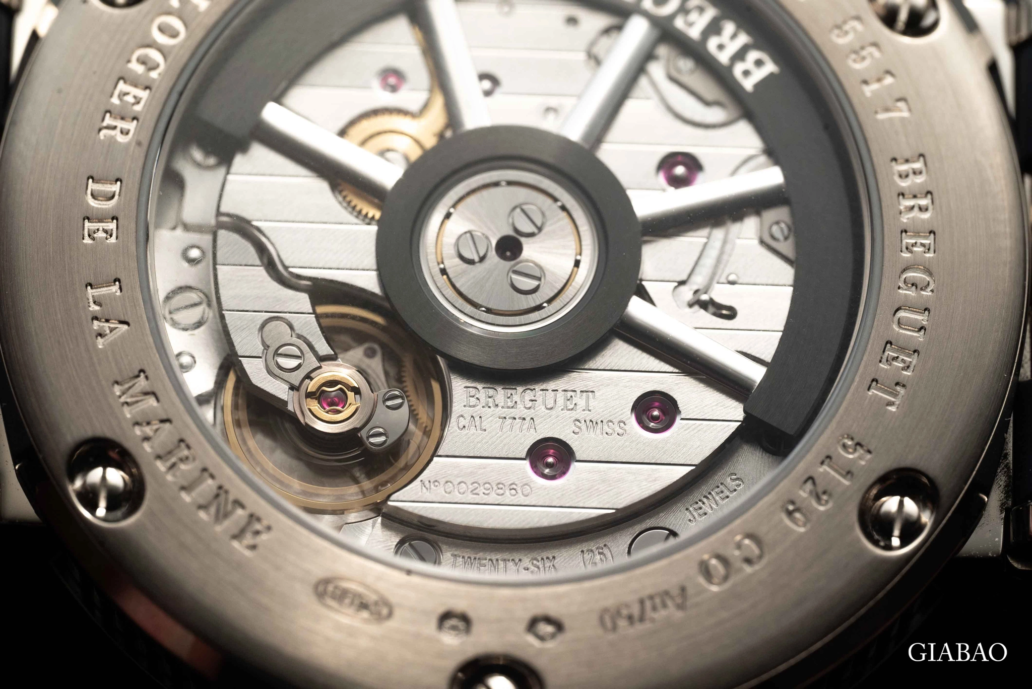 Breguet Marine 5517BB: đồng hồ thể thao vàng trắng 40 mm: cận cảnh calibre 777A qua đáy sapphire