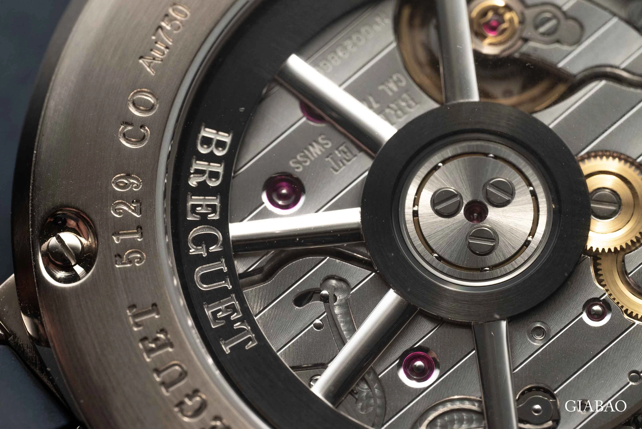 Breguet Marine 5517BB: đồng hồ thể thao vàng trắng 40 mm: chi tiết hoàn thiện của bộ máy calibre 777A