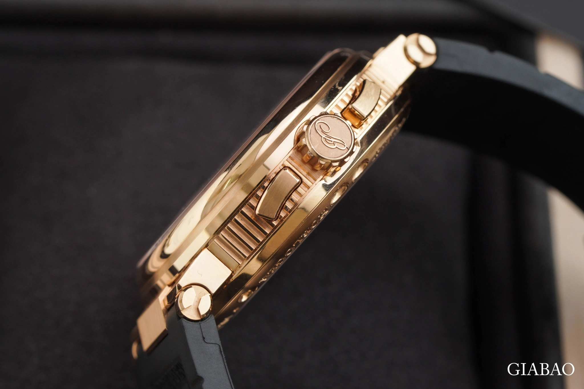 Breguet Marine 5527BR: vàng hồng và chronograph: Cạnh vỏ khía, núm vặn và nút bấm chronograph bằng vàng hồng