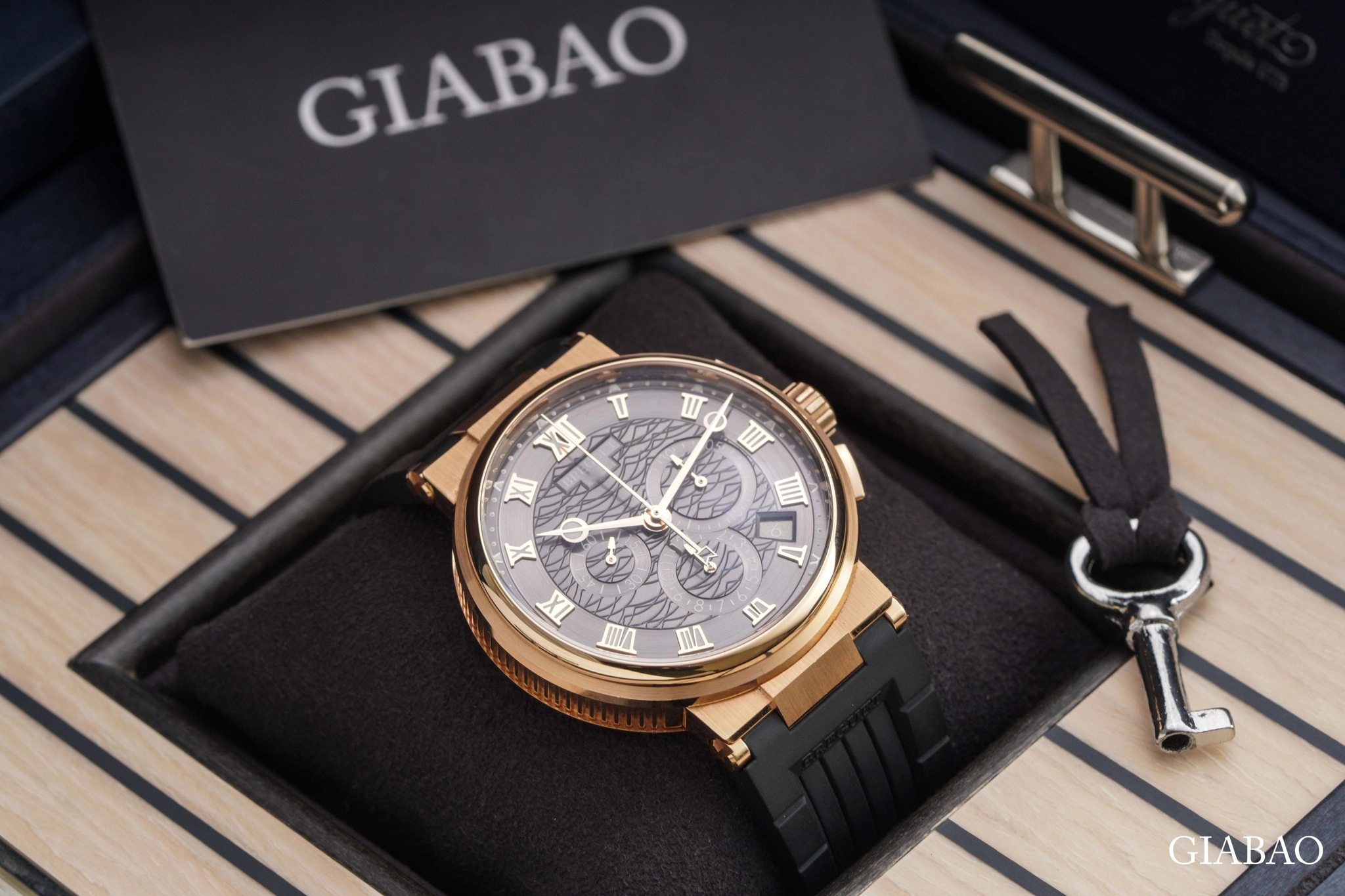 Breguet Marine 5527BR: vàng hồng và chronograph: mặt số Slate (xám than) guilloché cùng ba mặt số phụ bất đối xứng