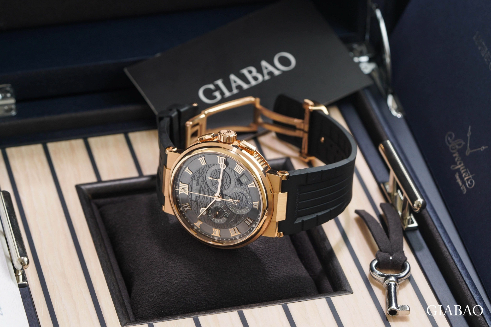 Breguet Marine 5527BR: vàng hồng và chronograph: Kim Breguet, cọc chỉ giờ và chất phát quang trên mặt số