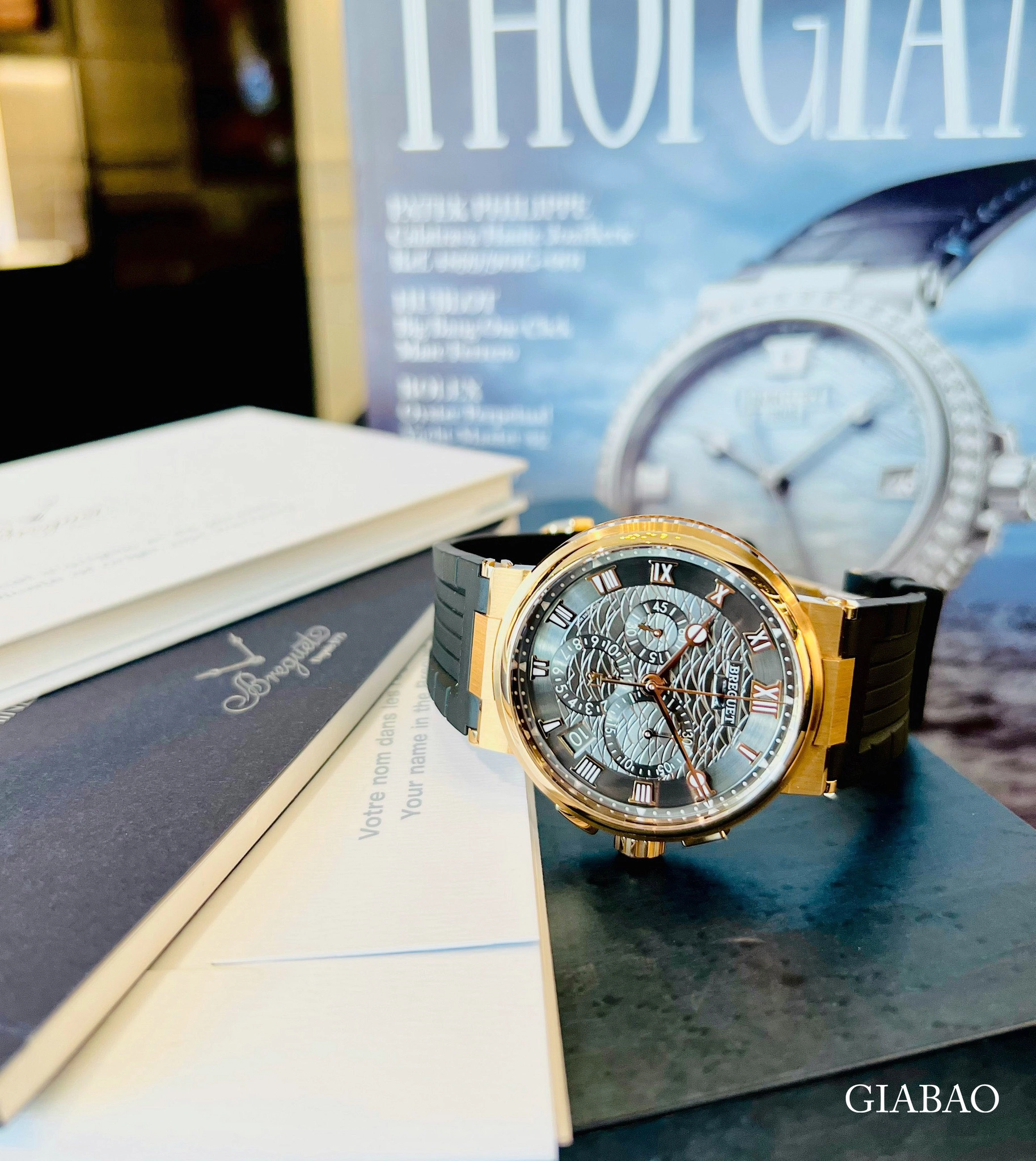 Breguet Marine 5527BR: vàng hồng và chronograph: Góc nghiêng cho thấy bezel hai bậc và tỷ lệ vỏ Marine