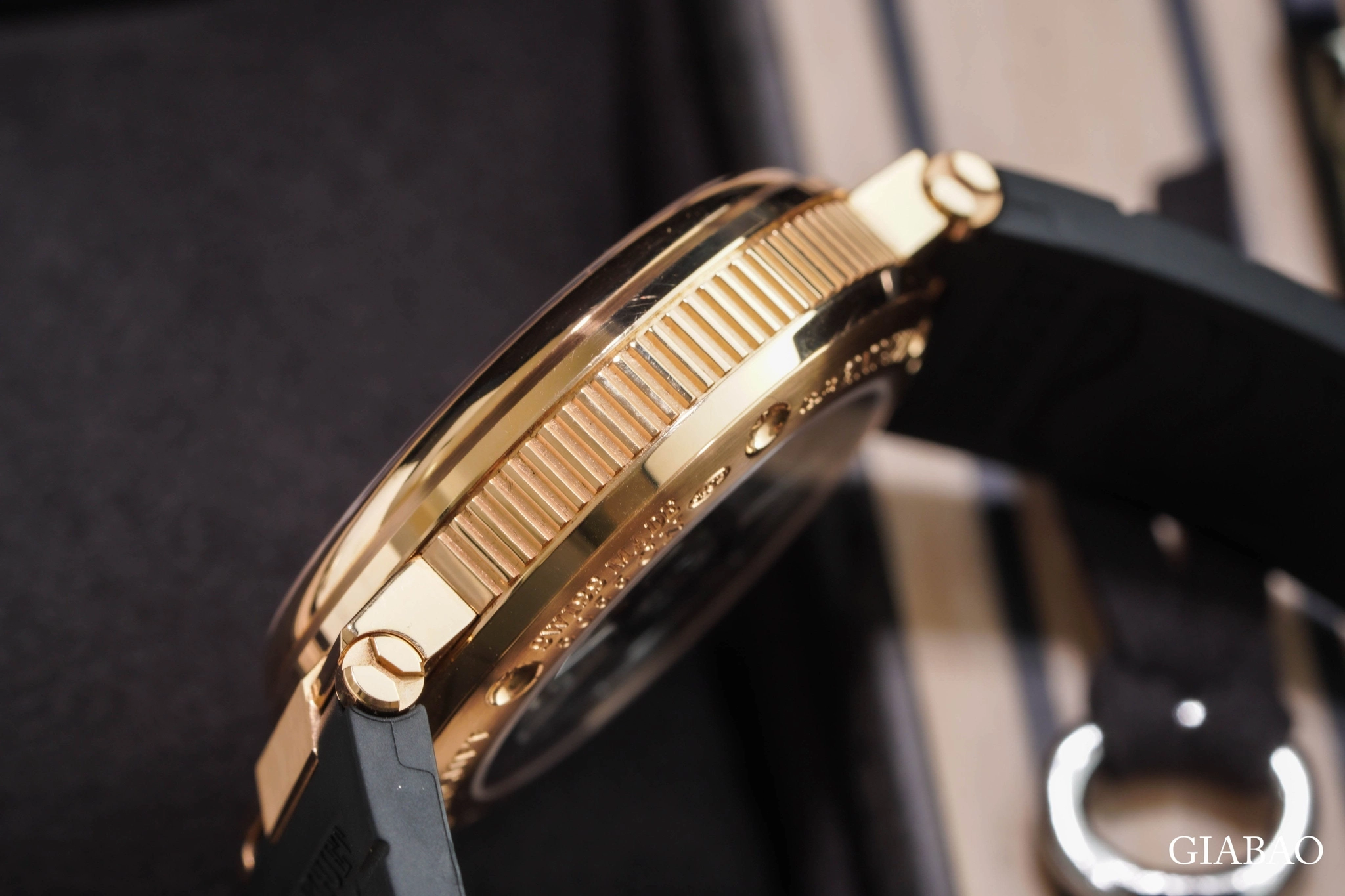 Breguet Marine 5527BR: vàng hồng và chronograph: Đáy sapphire và rotor lấy cảm hứng từ bánh lái tàu thủy