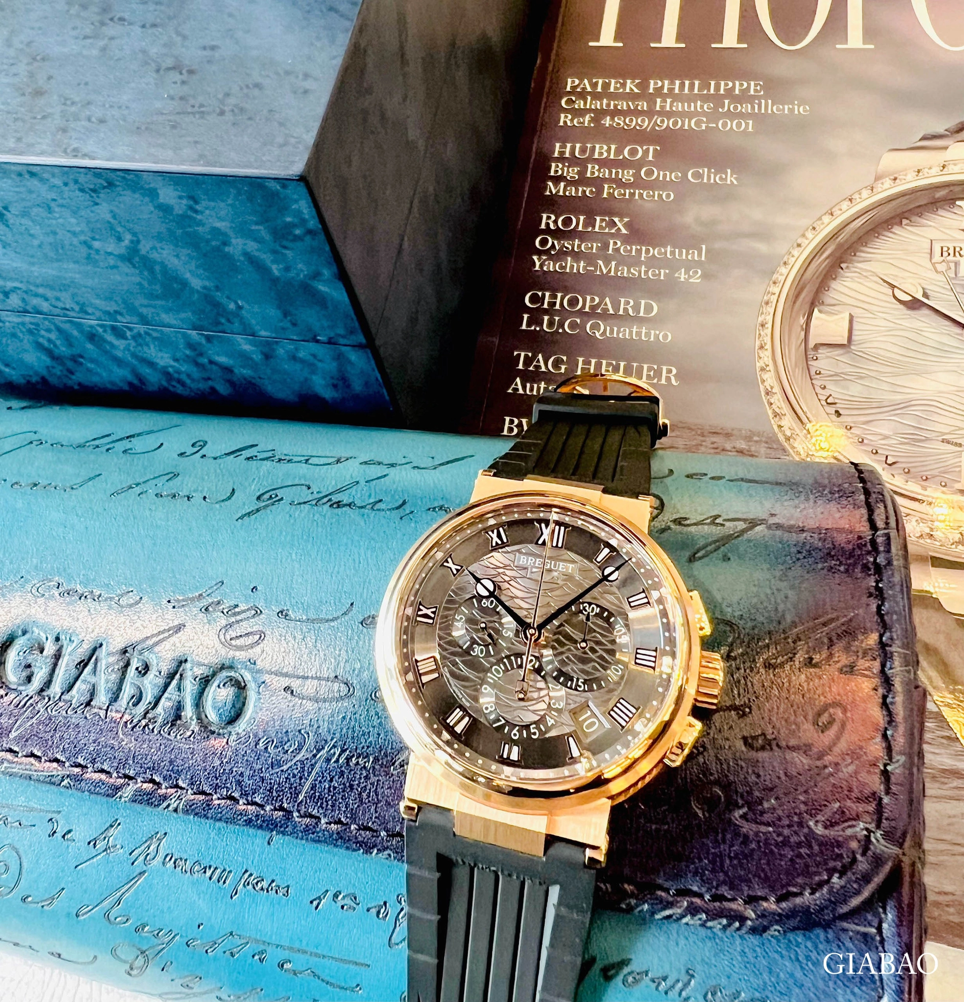 Breguet Marine 5527BR: vàng hồng và chronograph: Dây cao su đen và phần càng nối dây của chiếc trong tư liệu Gia Bảo