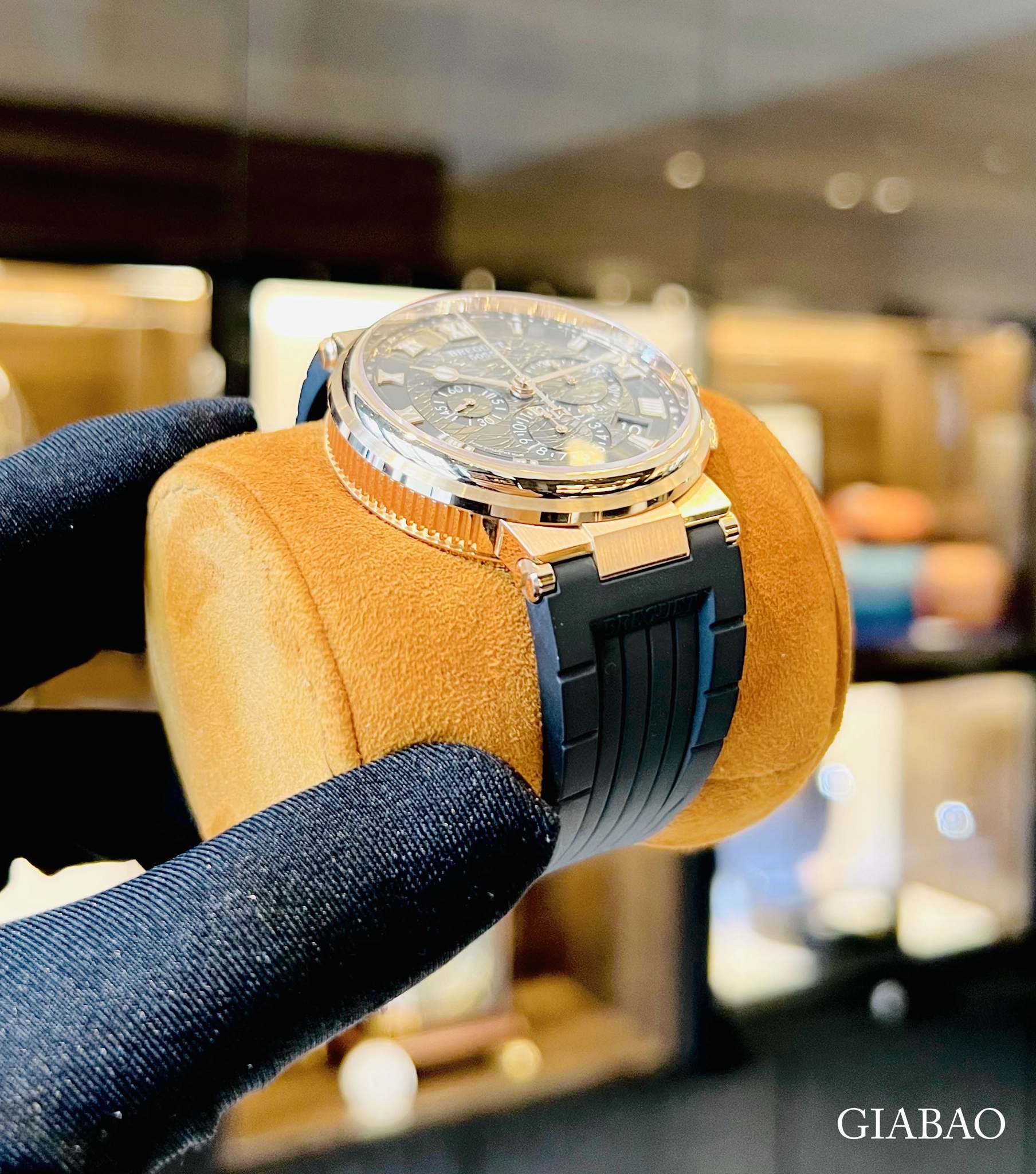 Breguet Marine 5527BR: vàng hồng và chronograph: Cận cảnh bố cục chronograph flyback và lịch ngày
