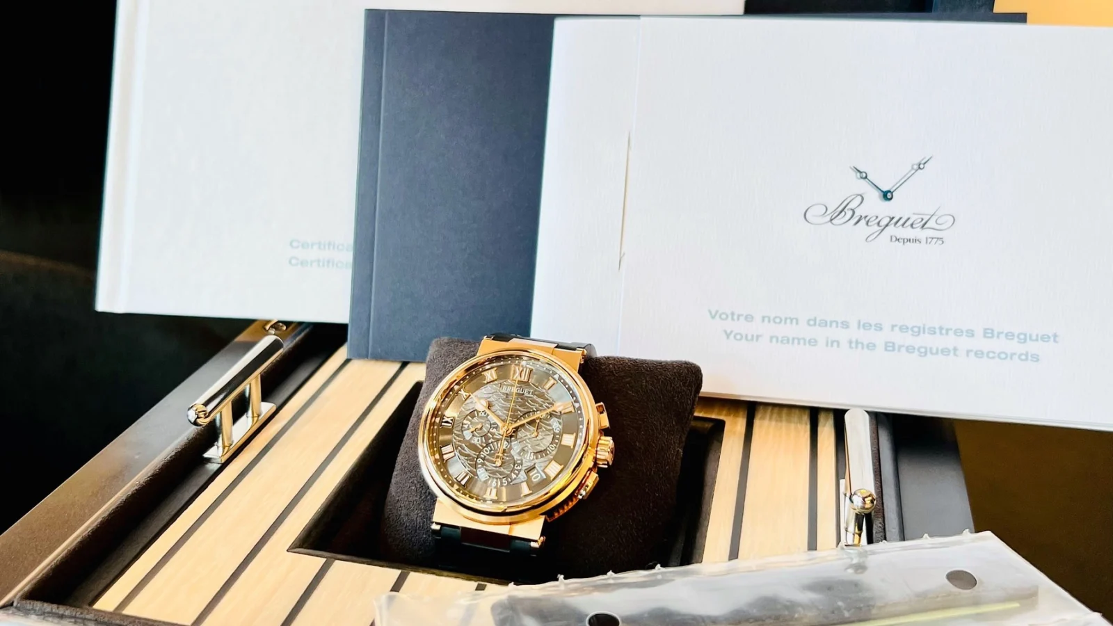 Breguet Marine Chronographe 5527BR: mặt số Slate