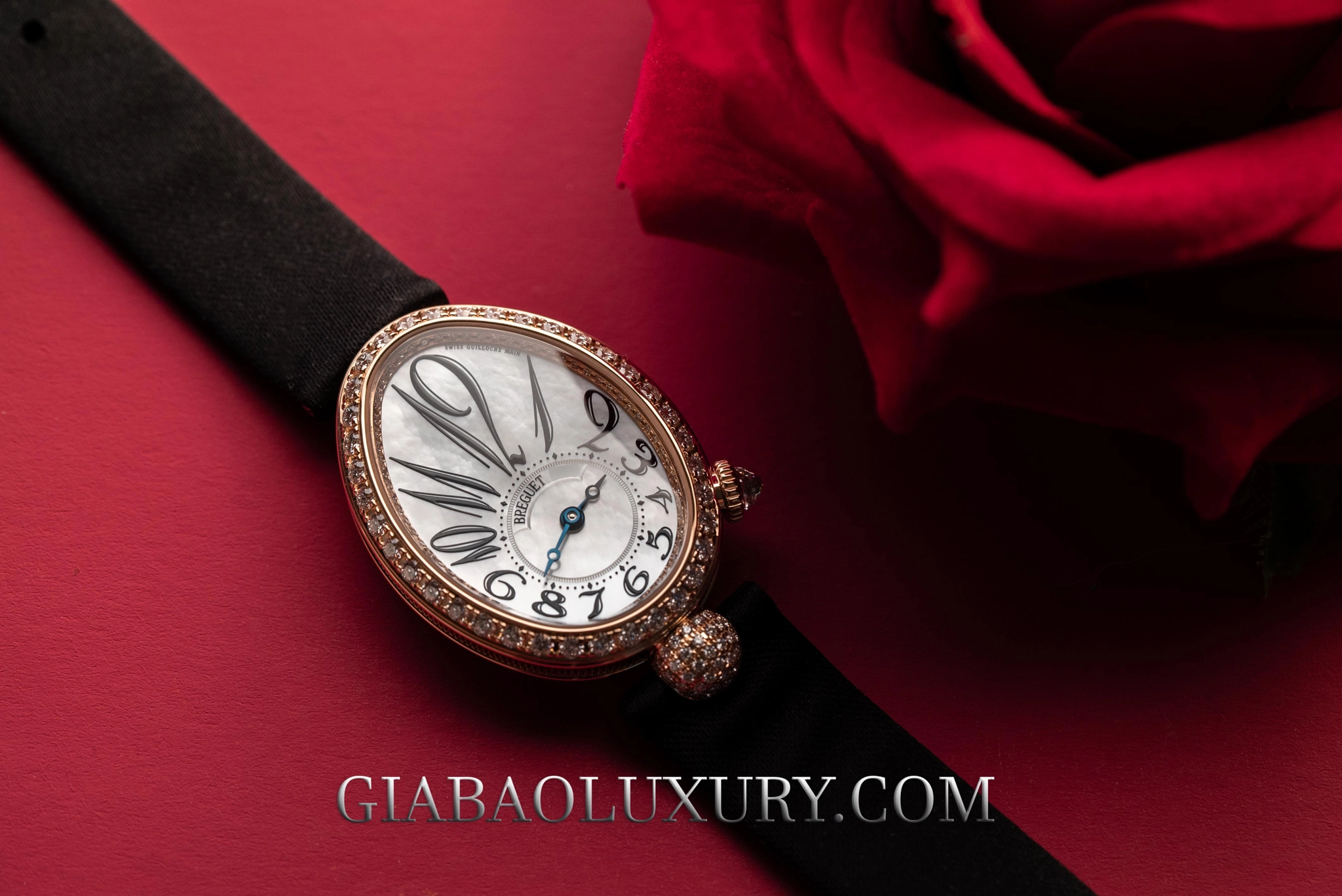Breguet Reine de Naples 8928: vỏ oval và calibre 586/1: toàn cảnh vỏ oval và dây đeo