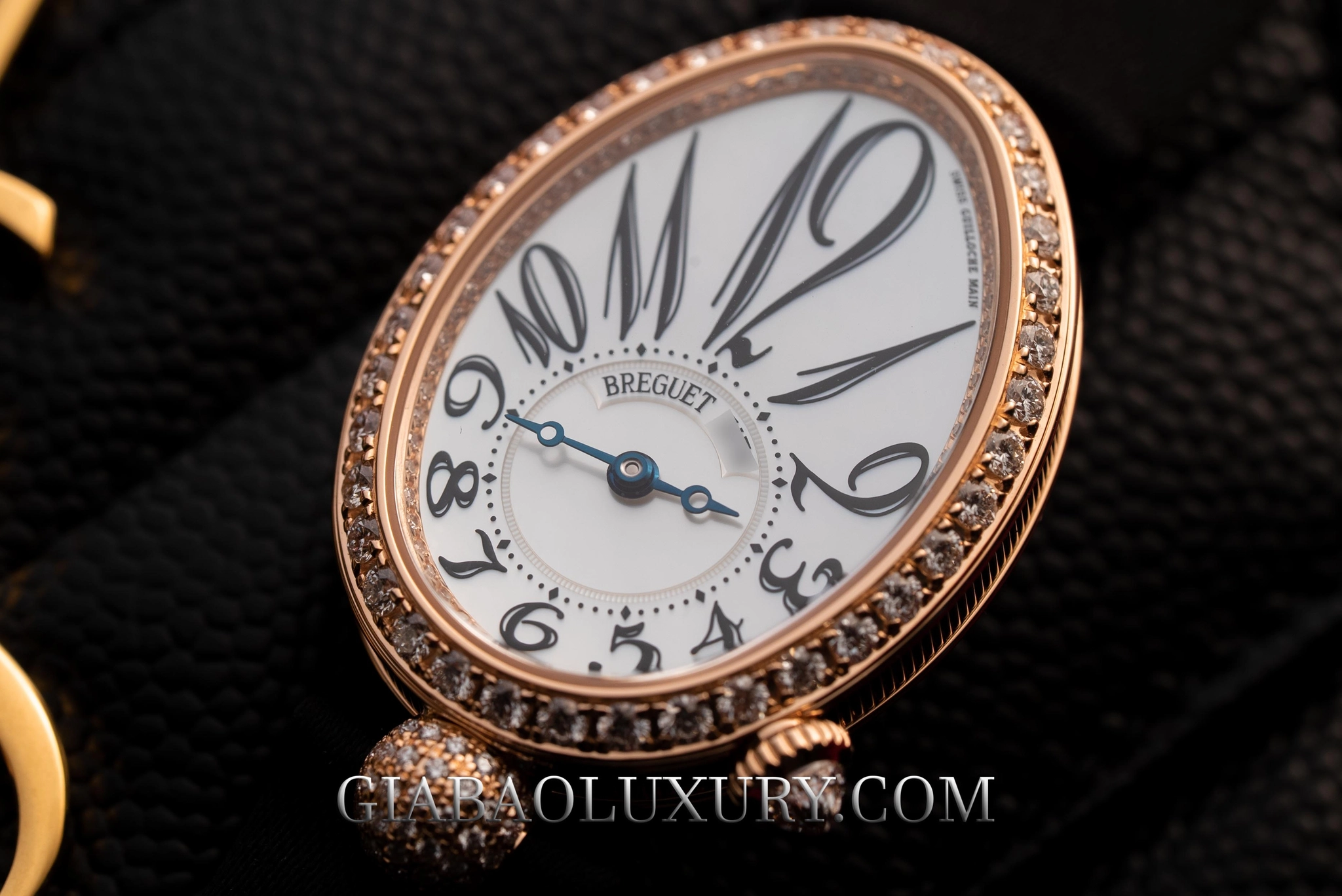 Breguet Reine de Naples 8928: vỏ oval và calibre 586/1: mặt số oval nhìn chính diện