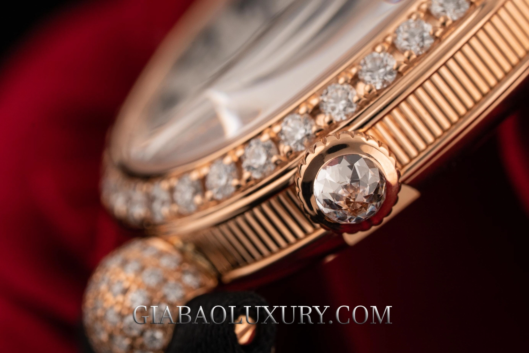 Breguet Reine de Naples 8928: vỏ oval và calibre 586/1: núm chỉnh gắn kim cương briolette