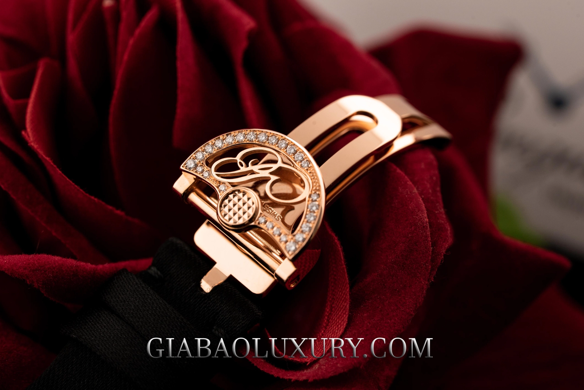Breguet Reine de Naples 8928: vỏ oval và calibre 586/1: khóa gập vàng hồng trang trí kim cương