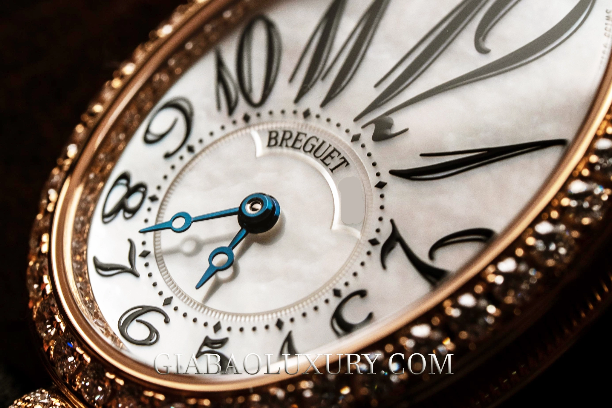 Breguet Reine de Naples 8928: vỏ oval và calibre 586/1: bộ kim xanh và vòng giờ lệch tâm