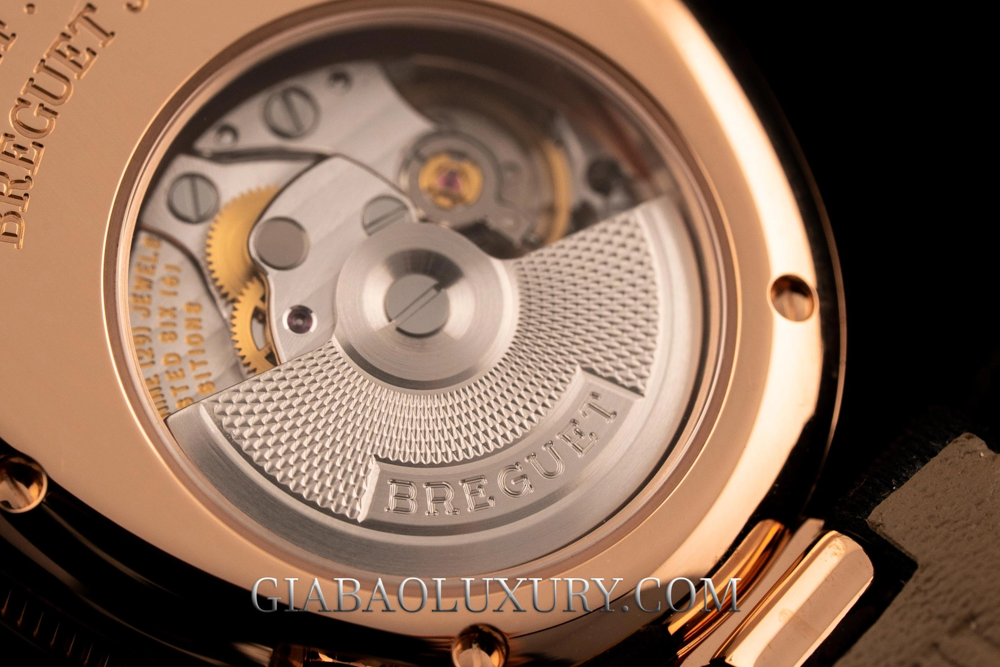 Breguet Reine de Naples 8928: vỏ oval và calibre 586/1: mặt đáy sapphire và calibre 586/1