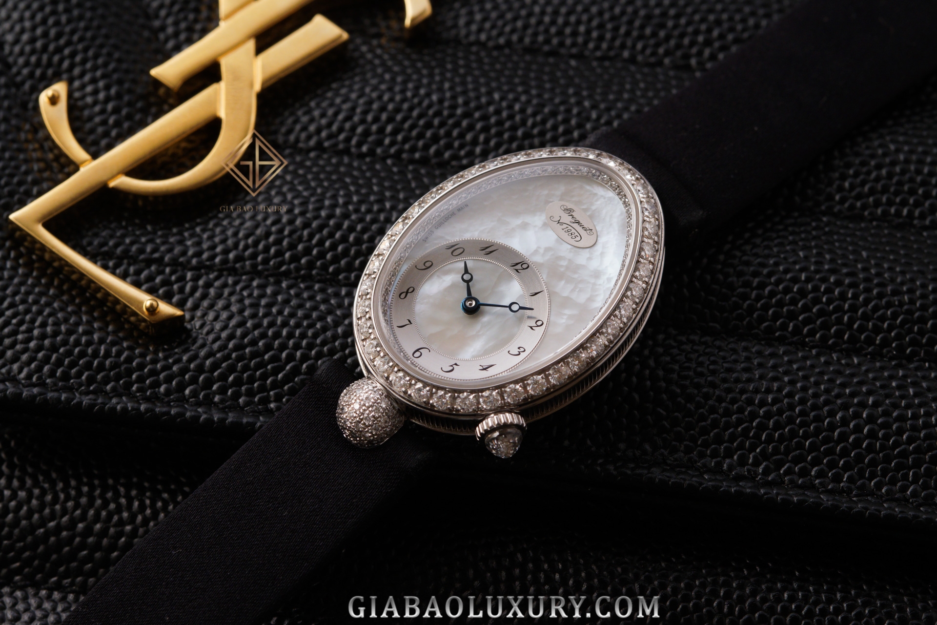 Breguet Reine de Naples 8928BB: vỏ oval và calibre 586/1: Breguet Reine de Naples 8928BB trên dây satin đen