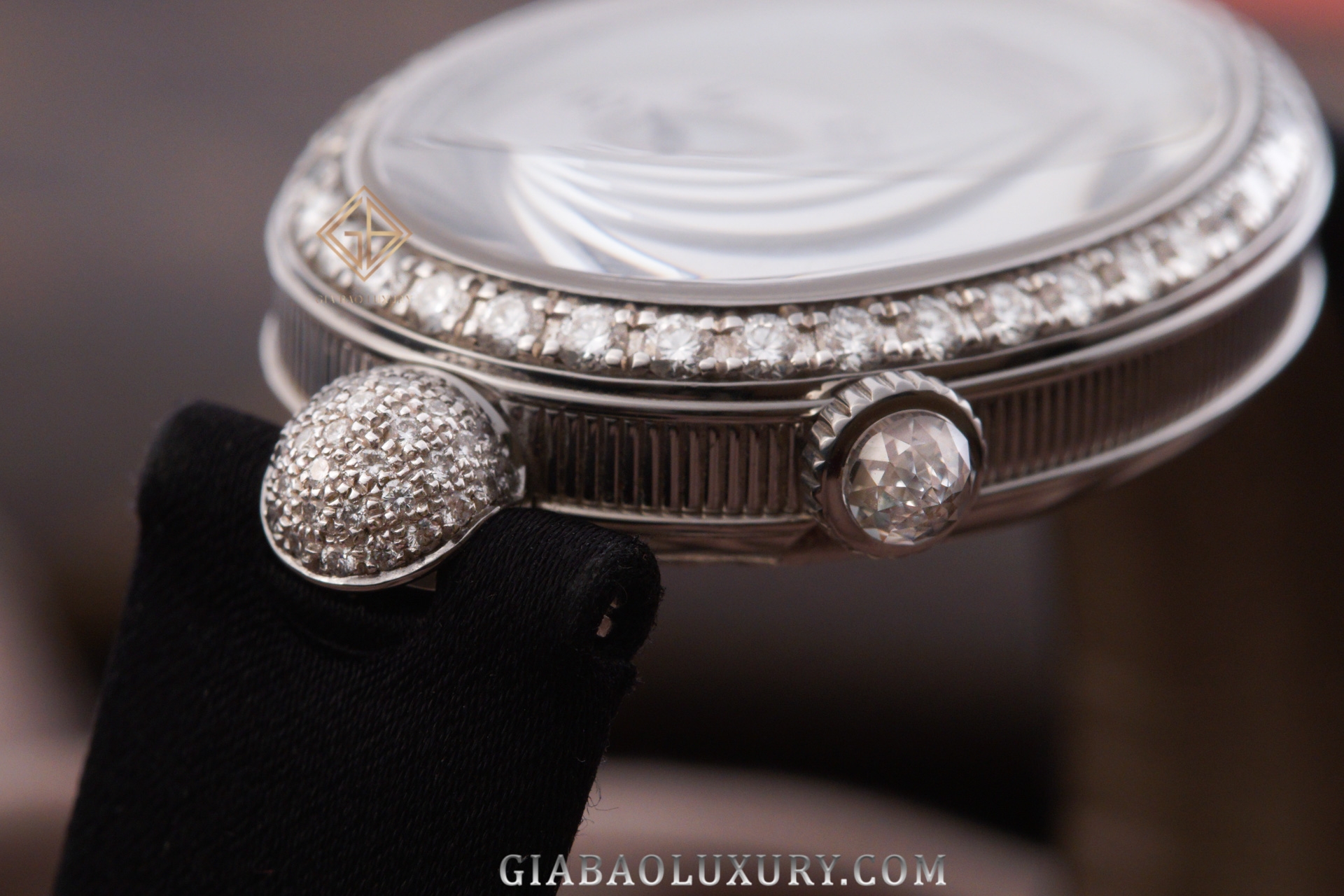 Breguet Reine de Naples 8928BB: vỏ oval và calibre 586/1: cạnh vỏ khía rãnh và hai viên đá trên vành