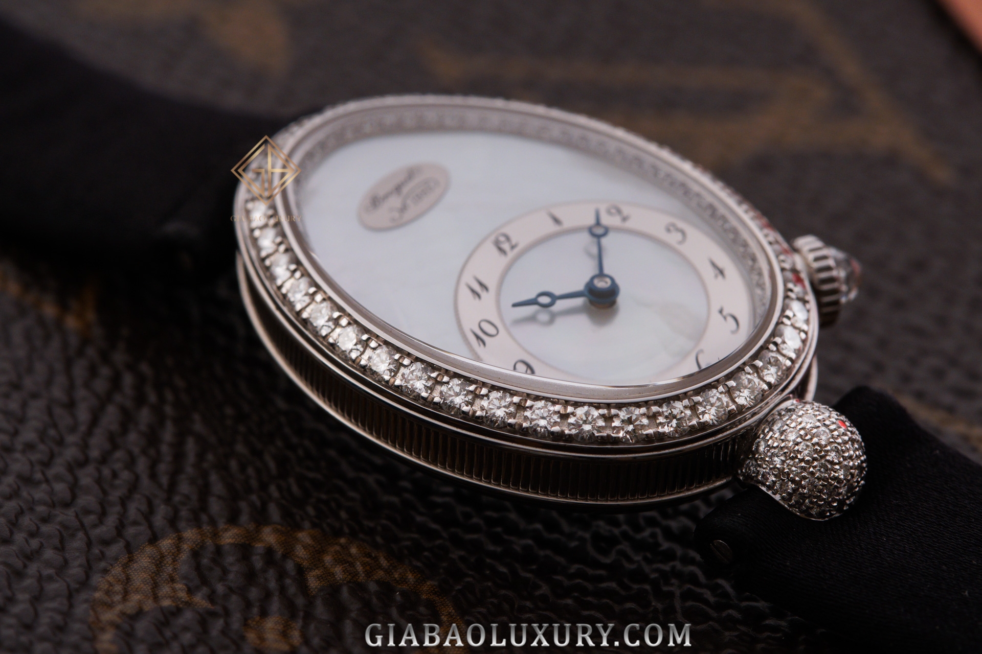 Breguet Reine de Naples 8928BB: vỏ oval và calibre 586/1: vỏ oval cùng núm chỉnh giờ đính kim cương