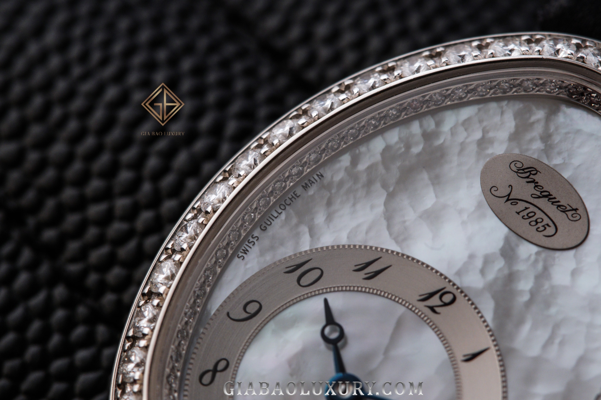 Breguet Reine de Naples 8928BB: vỏ oval và calibre 586/1: mặt số xà cừ và vành kim cương nhìn gần