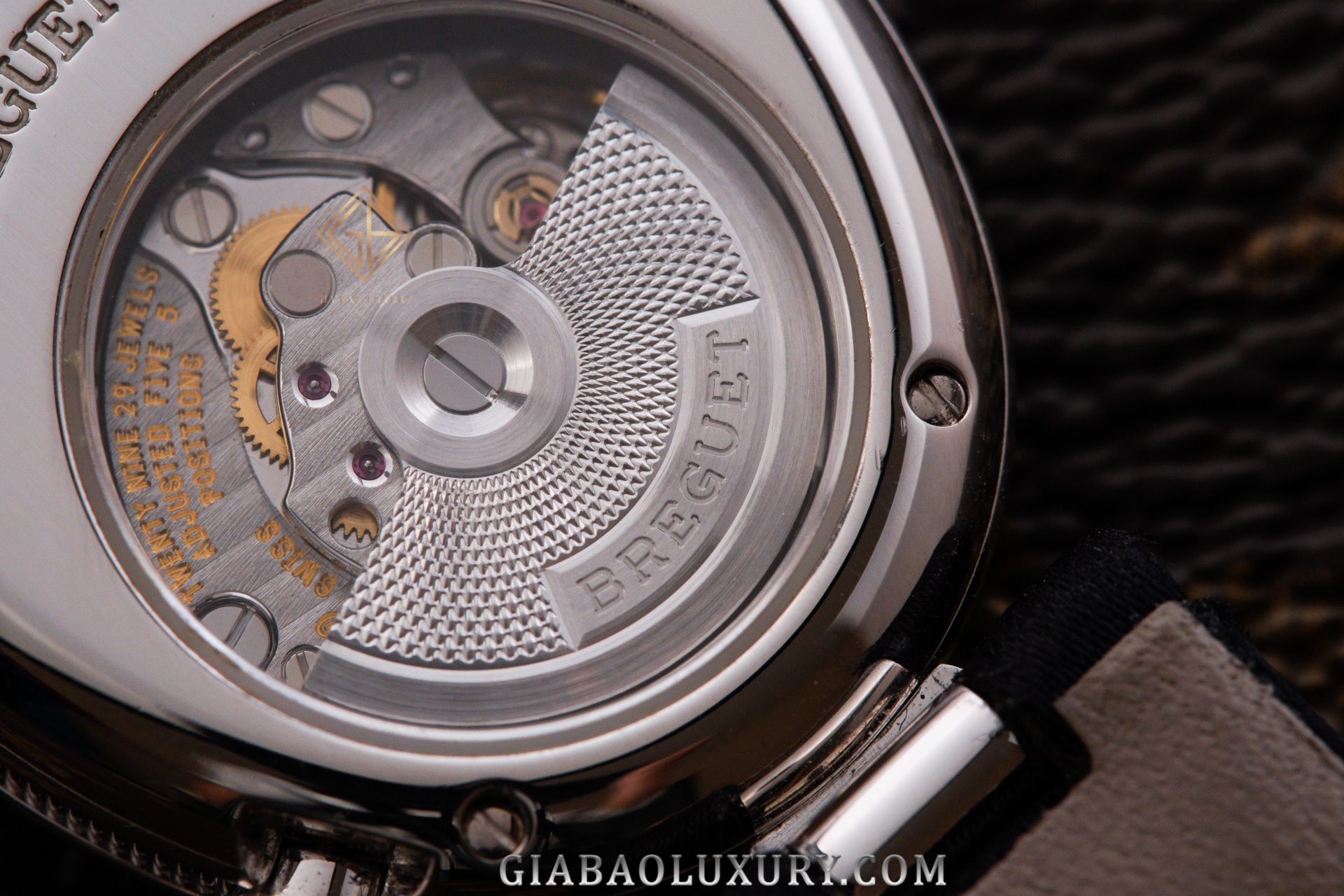 Breguet Reine de Naples 8928BB: vỏ oval và calibre 586/1: calibre tự động 586/1 qua đáy sapphire