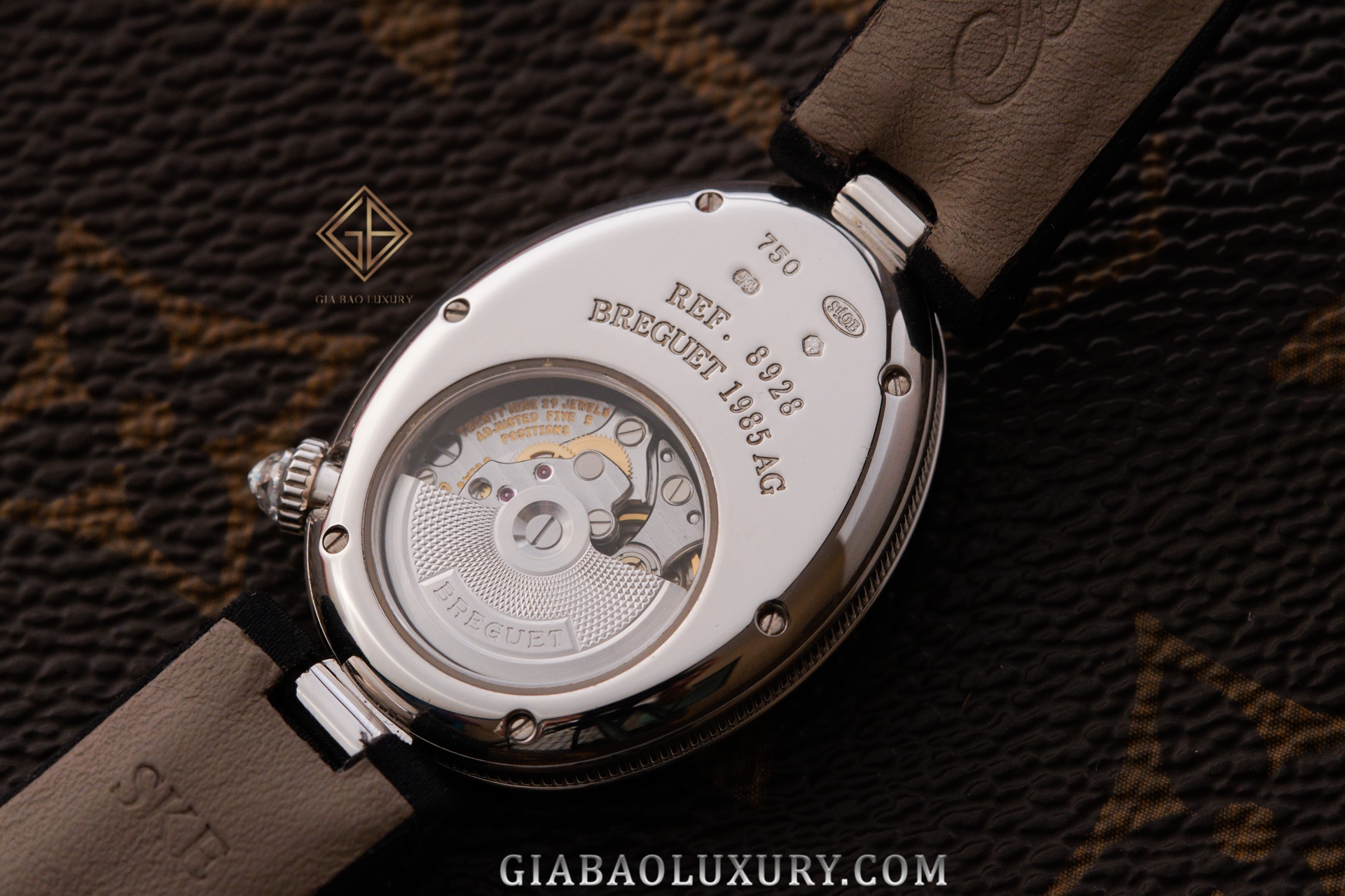 Breguet Reine de Naples 8928BB: vỏ oval và calibre 586/1: toàn bộ mặt sau của Reine de Naples 8928BB