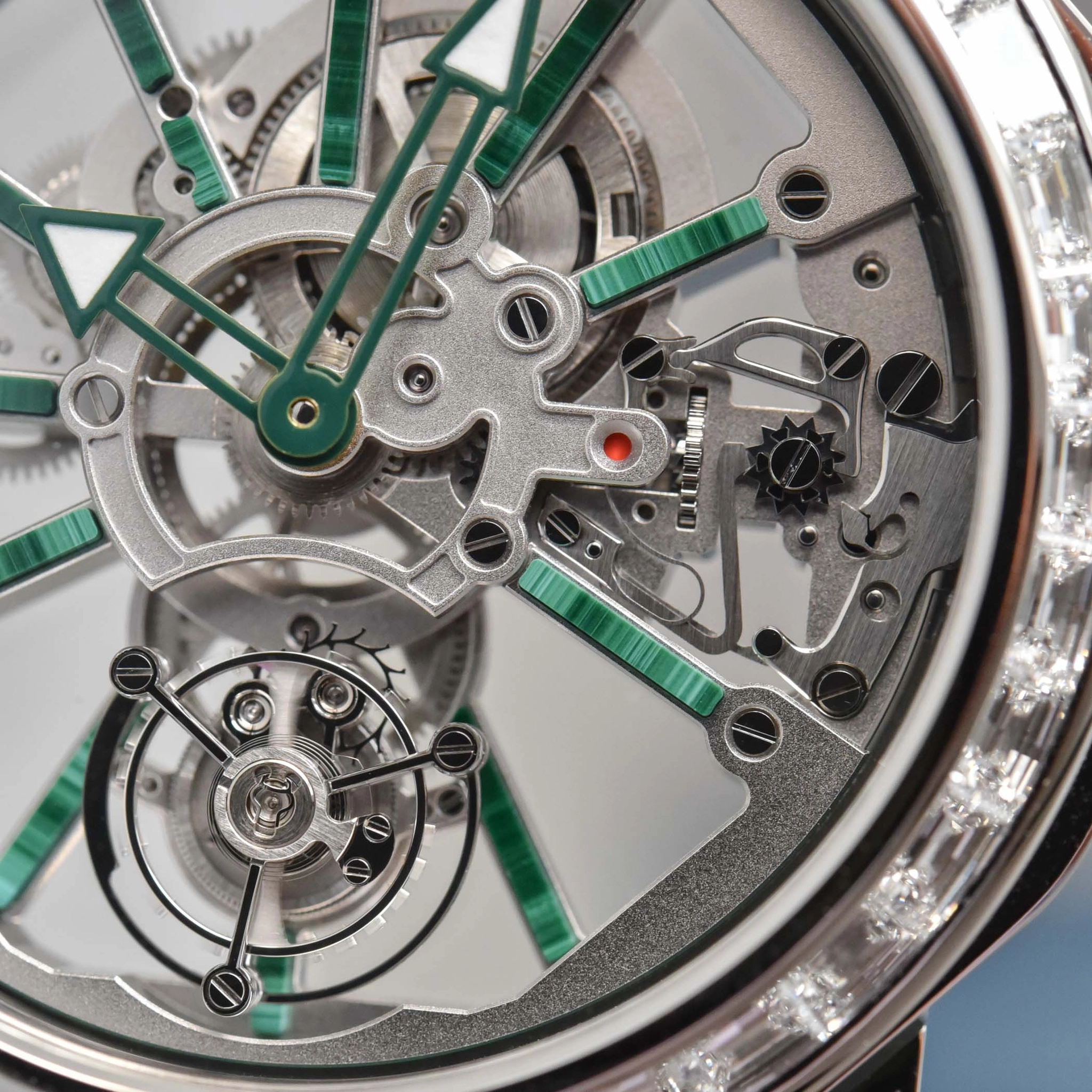 Bulgari Octo Roma Tourbillon Sapphire 103231: Chi tiết malachite xanh trên các cầu máy