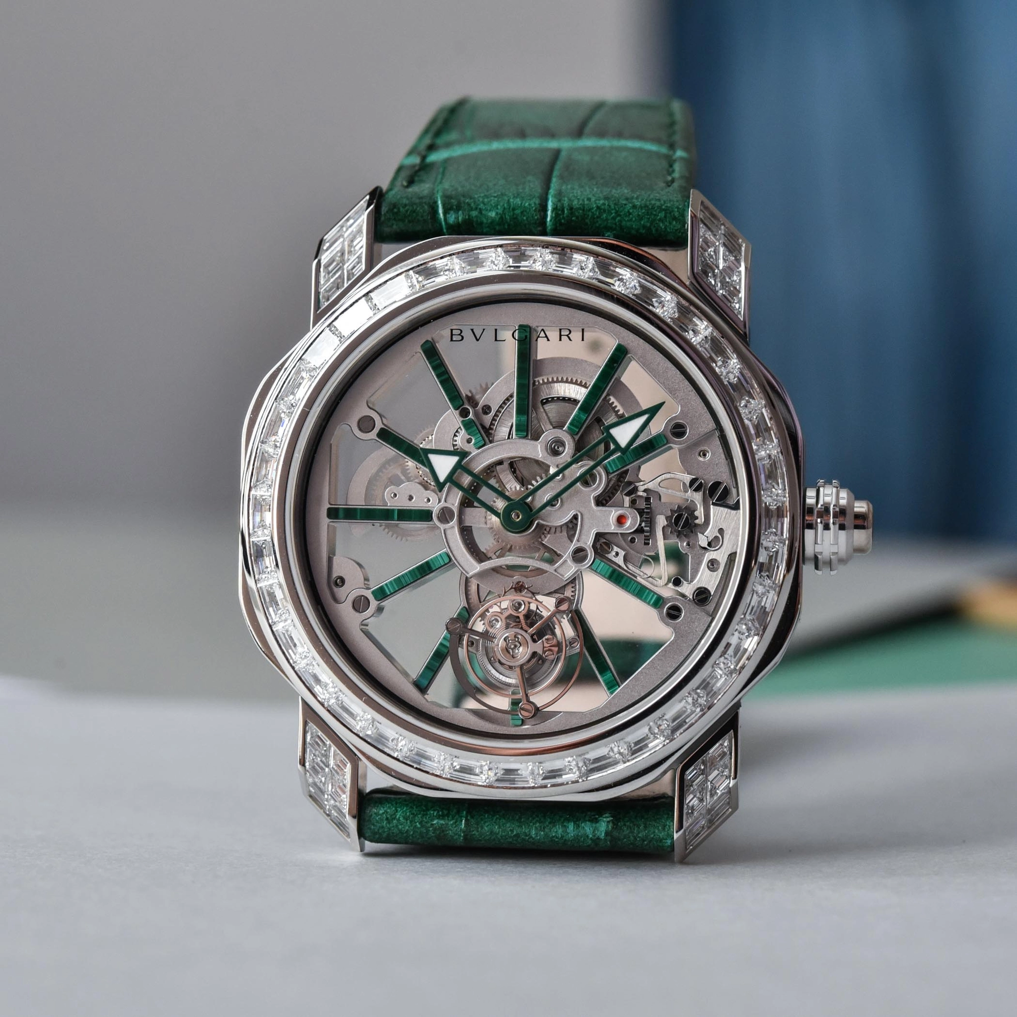 Bulgari Octo Roma Tourbillon Sapphire 103231: Flying tourbillon BVL 206 tại vị trí 6 giờ